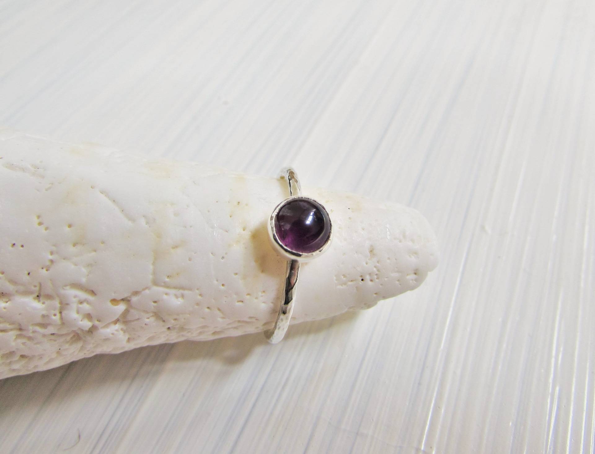 Amethyst Stapelring Aus Recyceltem Sterlingsilber | Dünnes Gehämmertes Band Geburtsstein Schmuck Februar Gold Ring Boho-Stil Amethyst Stapelring Aus Recyceltem Sterlingsilber | Dünnes Gehämmertes Band Geburtsstein Schmuck Februar Gold Ring Boho-Stil von LostRealmsJewellery