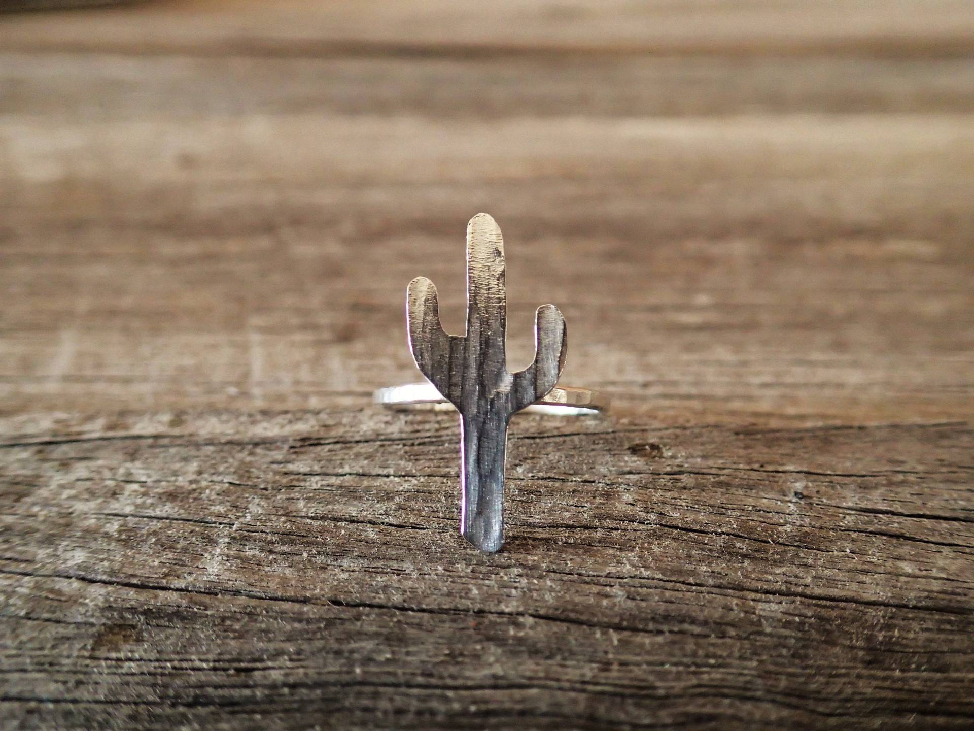 Kaktus Ring Aus Recyceltem 925Er Silber | Dünnes Band Gehämmert Südwestlicher Stil Handgefertigter Schmuck Statement Kaktus Ring Aus Recyceltem 925Er Silber | Dünnes Band Gehämmert Südwestlicher Stil Handgefertigter Schmuck Statement von LostRealmsJewellery