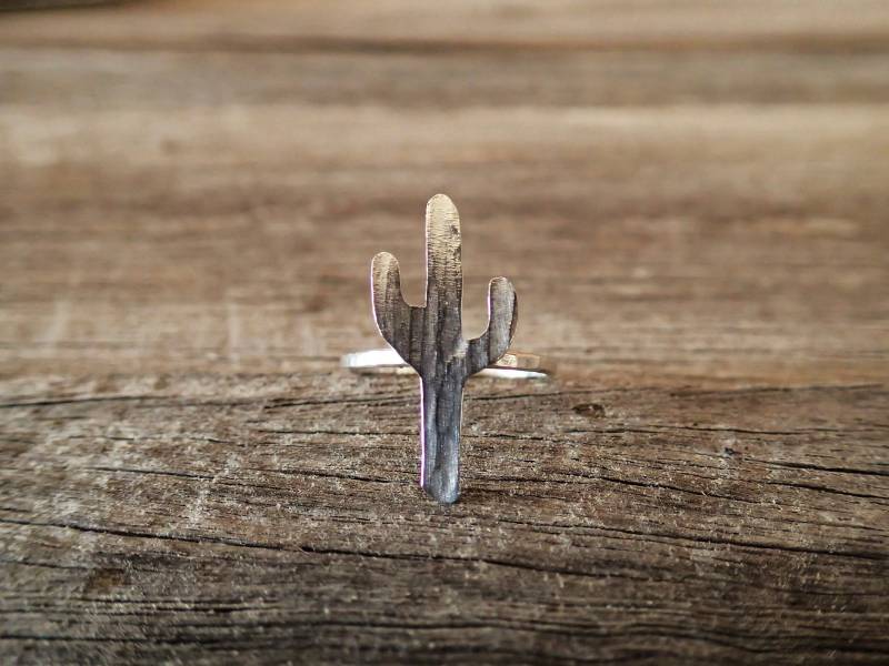 Kaktus Ring Aus Recyceltem 925Er Silber | Dünnes Band Gehämmert Südwestlicher Stil Handgefertigter Schmuck Statement Kaktus Ring Aus Recyceltem 925Er Silber | Dünnes Band Gehämmert Südwestlicher Stil Handgefertigter Schmuck Statement von LostRealmsJewellery