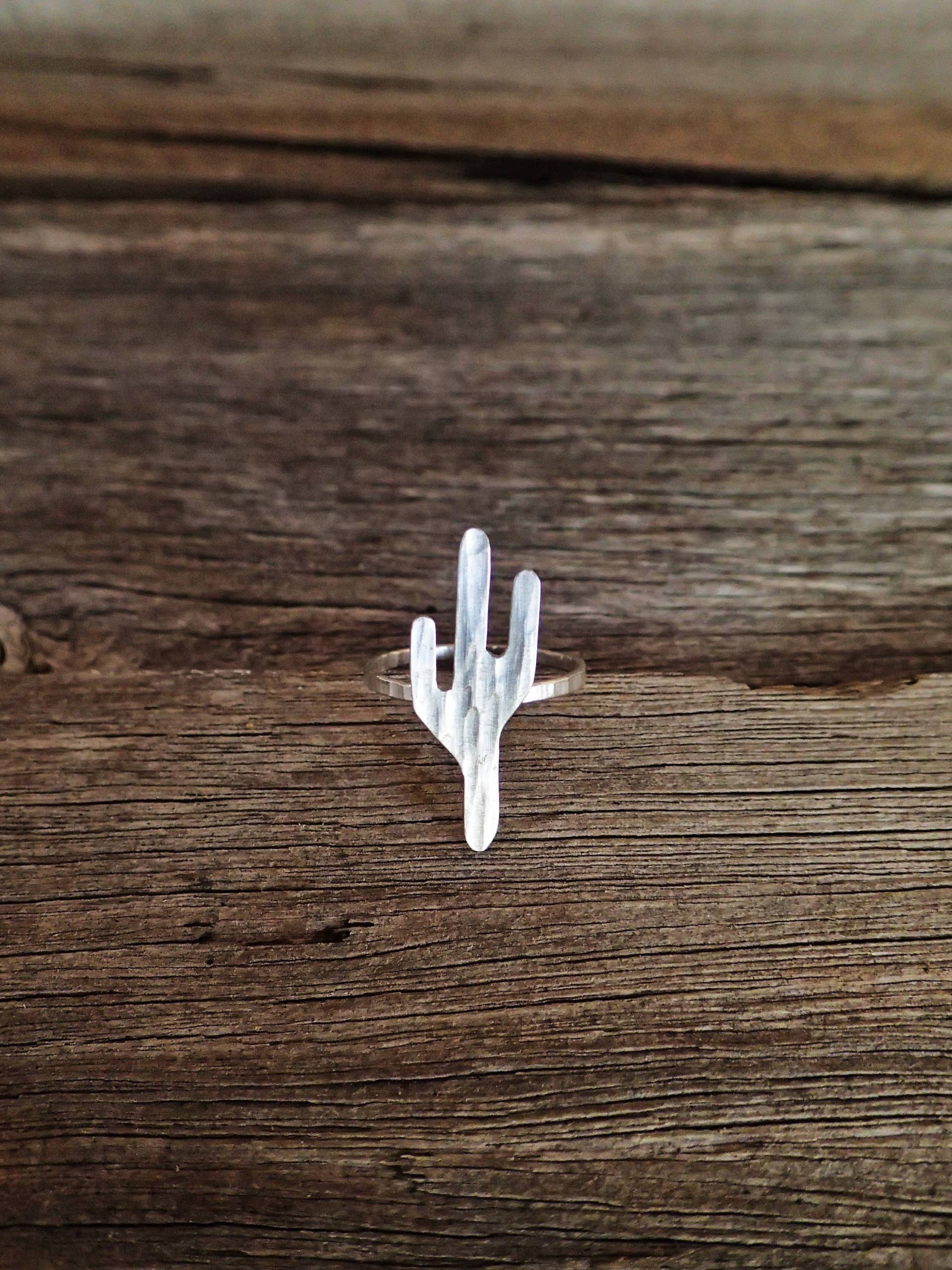 Kaktus Statement Ring Aus Recyceltem Sterlingsilber | Dünnes Band Gehämmert Stapelring Südwestlicher Stil Handgefertigter Boho Schmuck Kaktus Statement Ring Aus Recyceltem Sterlingsilber | Dünnes Band Gehämmert Stapelring Südwestlicher Stil Handgefertigter Boho Schmuck von LostRealmsJewellery