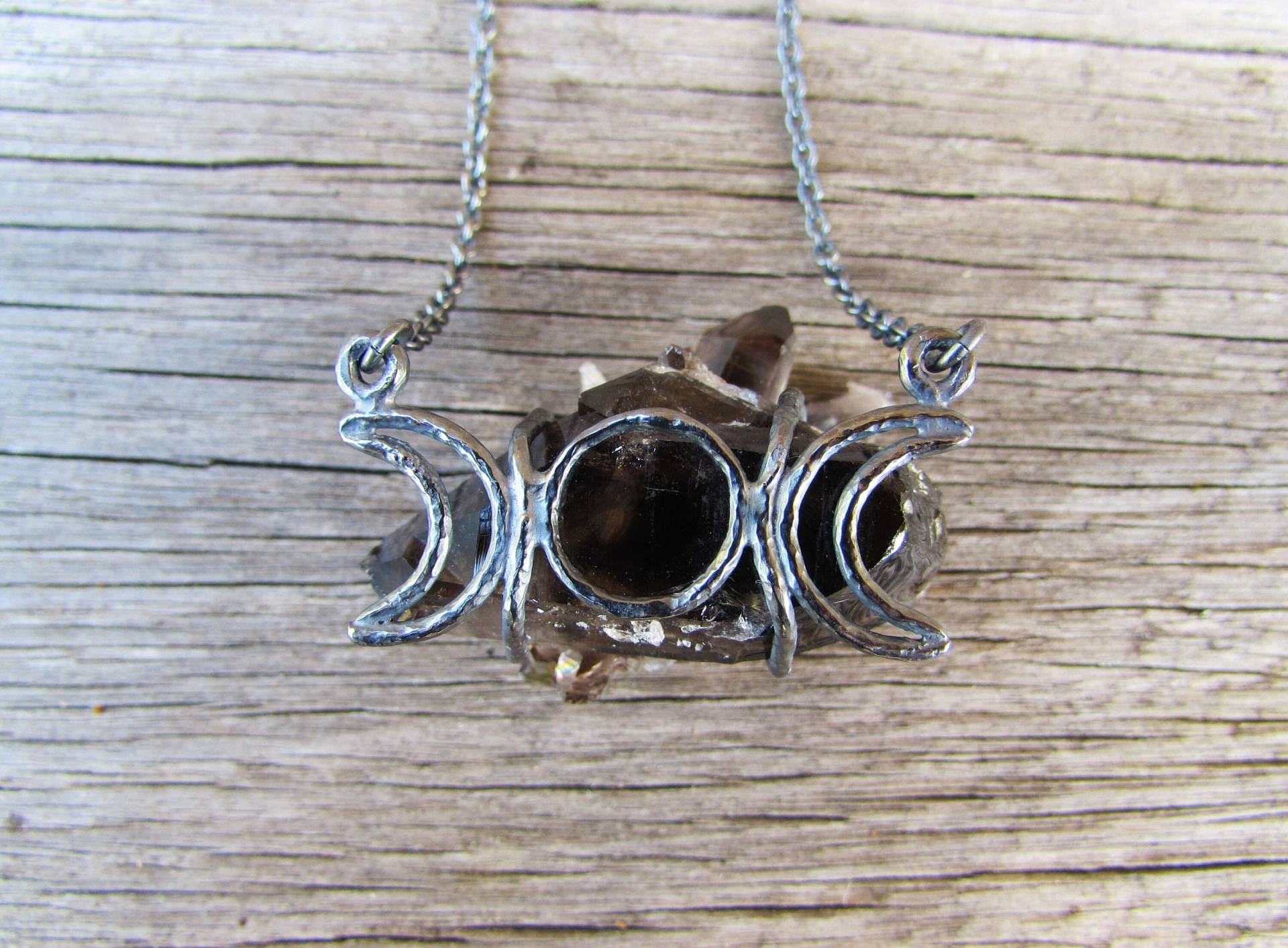 Rauchquarz-Kristall-Cluster-Halskette | Recyceltes Sterlingsilber Crescent Moon Statement Halskette Prinzessin Länge Mond Schmuck Rauchquarz-Kristall-Cluster-Halskette | Recyceltes Sterlingsilber Crescent Moon Statement Halskette Prinzessin Länge Mond Schmuck von LostRealmsJewellery