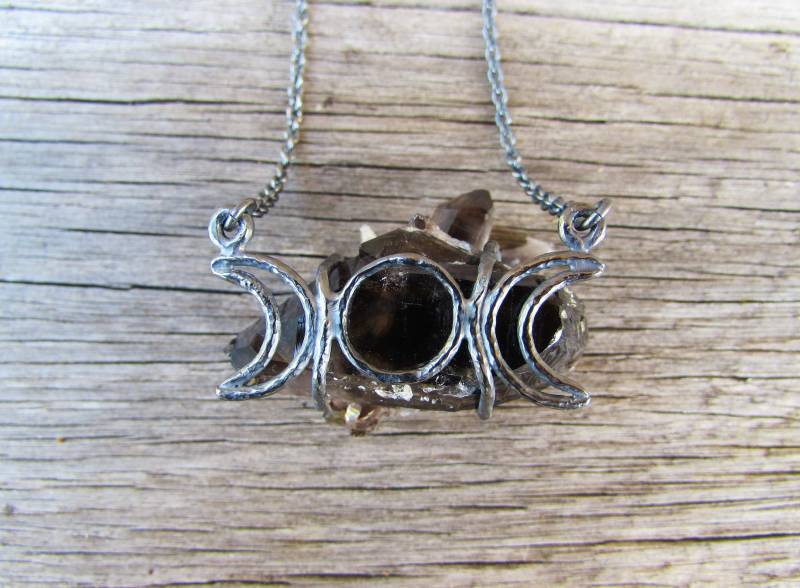 Rauchquarz-Kristall-Cluster-Halskette | Recyceltes Sterlingsilber Crescent Moon Statement Halskette Prinzessin Länge Mond Schmuck Rauchquarz-Kristall-Cluster-Halskette | Recyceltes Sterlingsilber Crescent Moon Statement Halskette Prinzessin Länge Mond Schmuck von LostRealmsJewellery