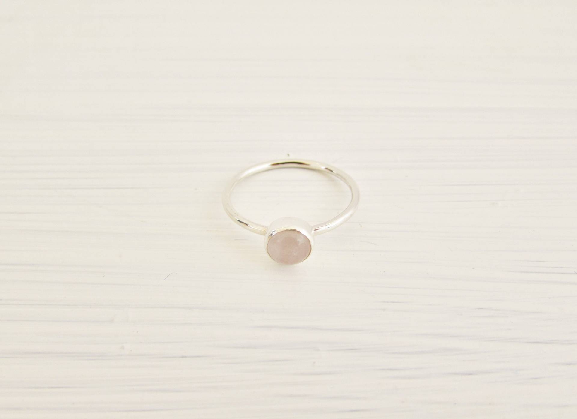 Recycelter Sterling Silber Ring Mit Rosenquarz | Glatte Polierte Ringschiene Blassrosa Kristall Dünner Zierlicher Minimalistisch Recycelter Sterling Silber Ring Mit Rosenquarz | Glatte Polierte Ringschiene Blassrosa Kristall Dünner Zierlicher Minimalistisch von LostRealmsJewellery