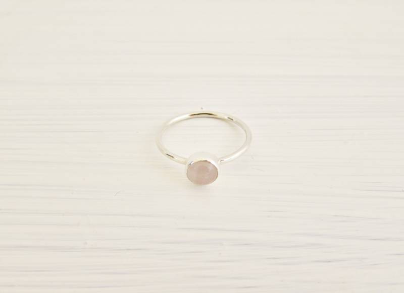 Recycelter Sterling Silber Ring Mit Rosenquarz | Glatte Polierte Ringschiene Blassrosa Kristall Dünner Zierlicher Minimalistisch Recycelter Sterling Silber Ring Mit Rosenquarz | Glatte Polierte Ringschiene Blassrosa Kristall Dünner Zierlicher Minimalistisch von LostRealmsJewellery