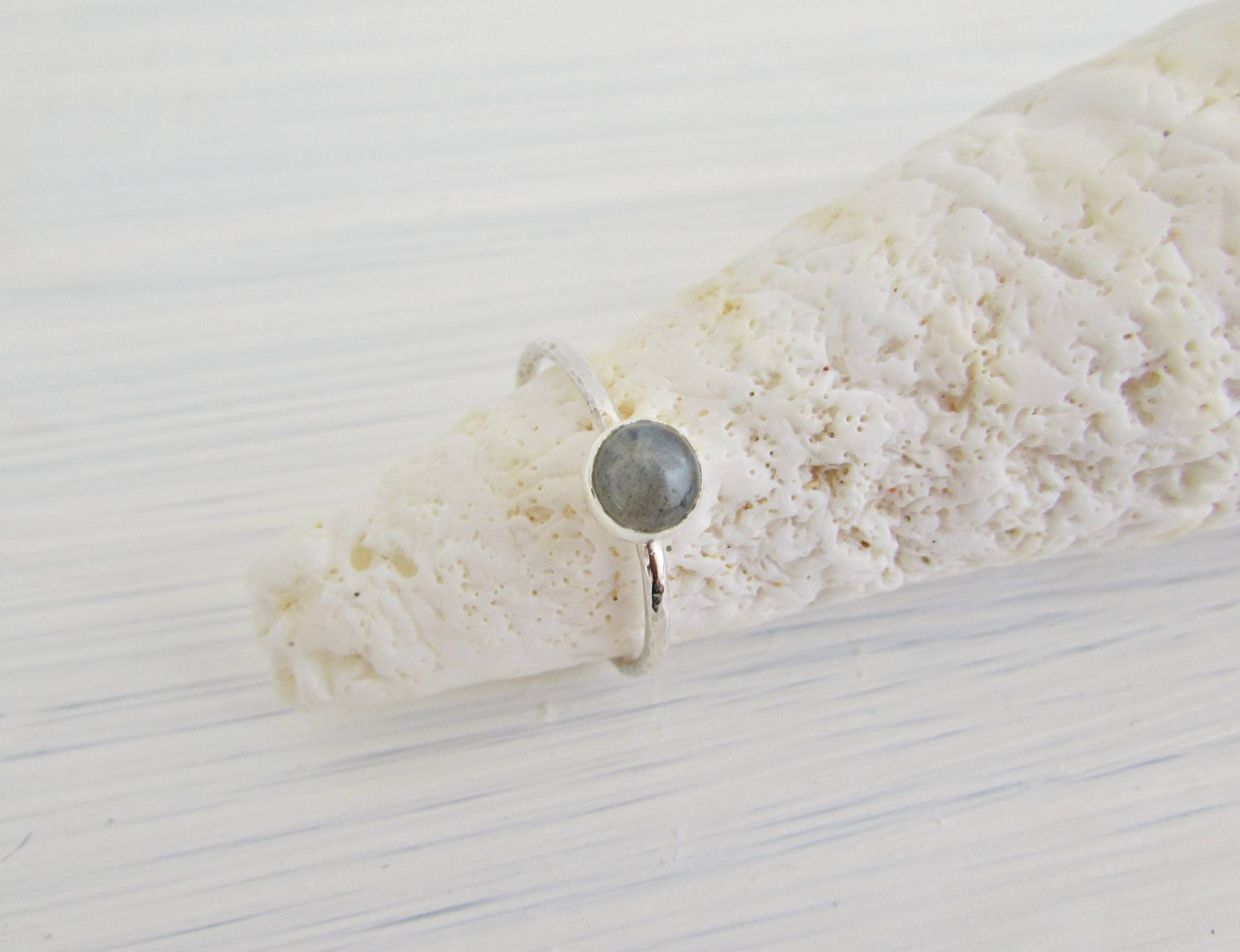 Recycelter Sterlingsilber-Labradorit-Ring | Dünner Gehämmerter Ring Hellgrauer Natürlicher Edelstein Gold Einzelstück Recycelter Sterlingsilber-Labradorit-Ring | Dünner Gehämmerter Ring Hellgrauer Natürlicher Edelstein Gold Einzelstück von LostRealmsJewellery