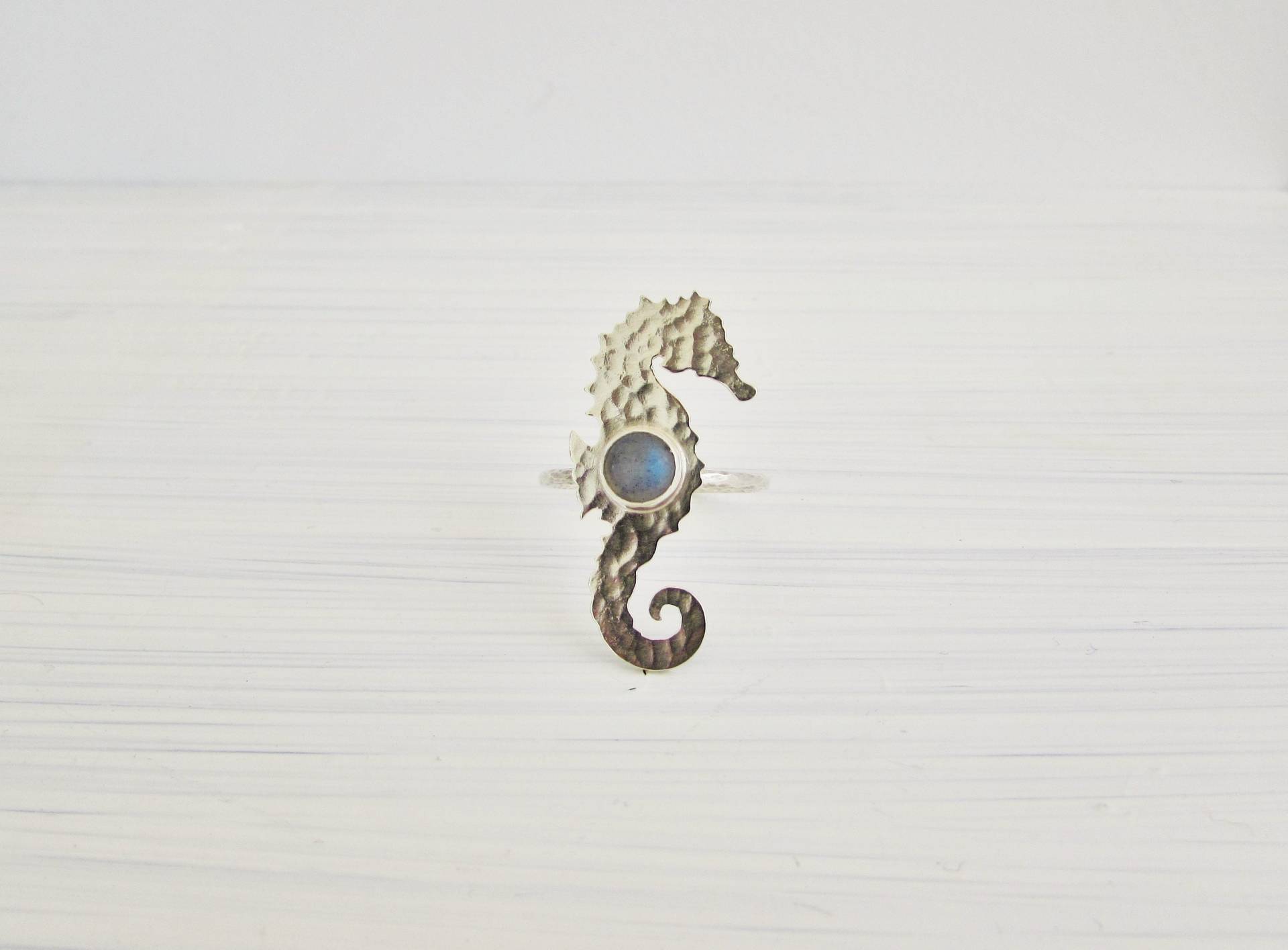 Recycelter Sterlingsilber-Labradorit-Seepferdchenring | Gehämmerter Stapelring Edelstein Ring Handarbeit Ozean Schmuck Einzelstück Recycelter Sterlingsilber-Labradorit-Seepferdchenring | Gehämmerter Stapelring Edelstein Ring Handarbeit Ozean Schmuck Einzelstück von LostRealmsJewellery