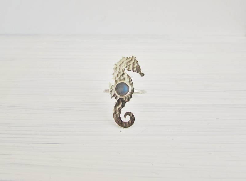 Recycelter Sterlingsilber-Labradorit-Seepferdchenring | Gehämmerter Stapelring Edelstein Ring Handarbeit Ozean Schmuck Einzelstück von LostRealmsJewellery