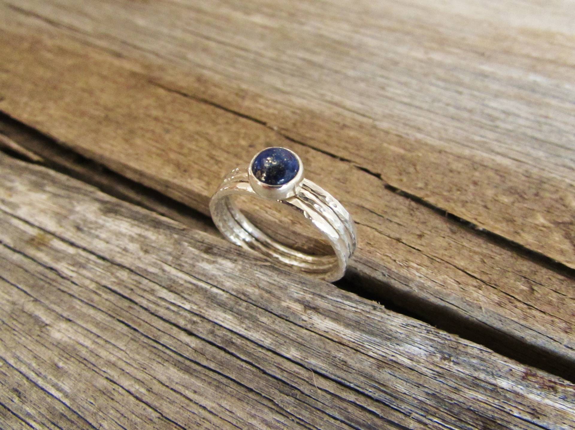 Recyceltes Sterling Silber Lapis Lazuli Ring Set | Dünnes Gehämmertes Band Geburtsstein Schmuck Handarbeit Spirituelle Einzelstück Recyceltes Sterling Silber Lapis Lazuli Ring Set | Dünnes Gehämmertes Band Geburtsstein Schmuck Handarbeit Spirituelle Einzelstück von LostRealmsJewellery