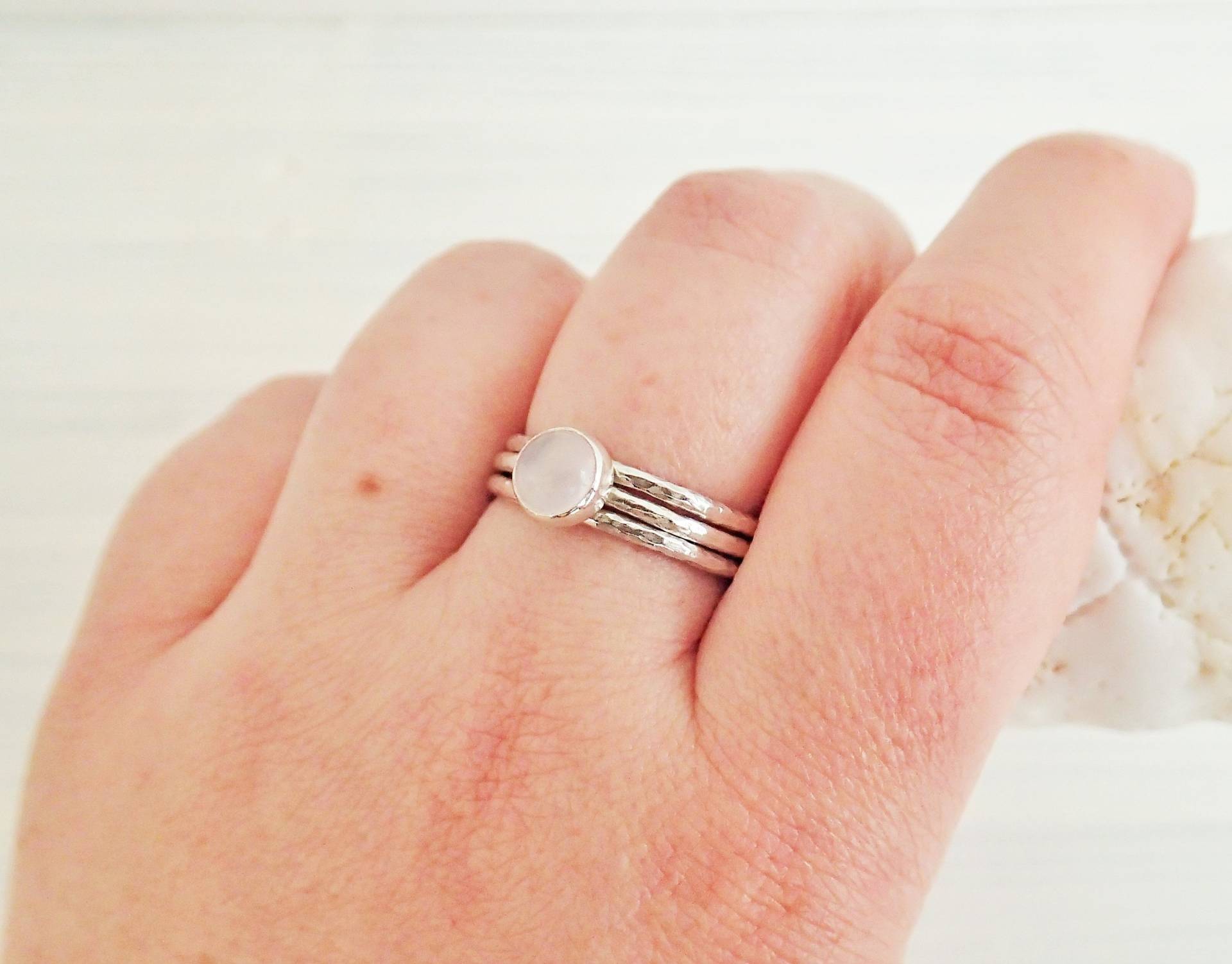 Recyceltes Sterling Silber Rosenquarz Ringset | Dünne Gehämmerte Bänder Edelstein Ring Heilende Kristalle Liebesstein Einzelstück Recyceltes Sterling Silber Rosenquarz Ringset | Dünne Gehämmerte Bänder Edelstein Ring Heilende Kristalle Liebesstein Einzelstück von LostRealmsJewellery