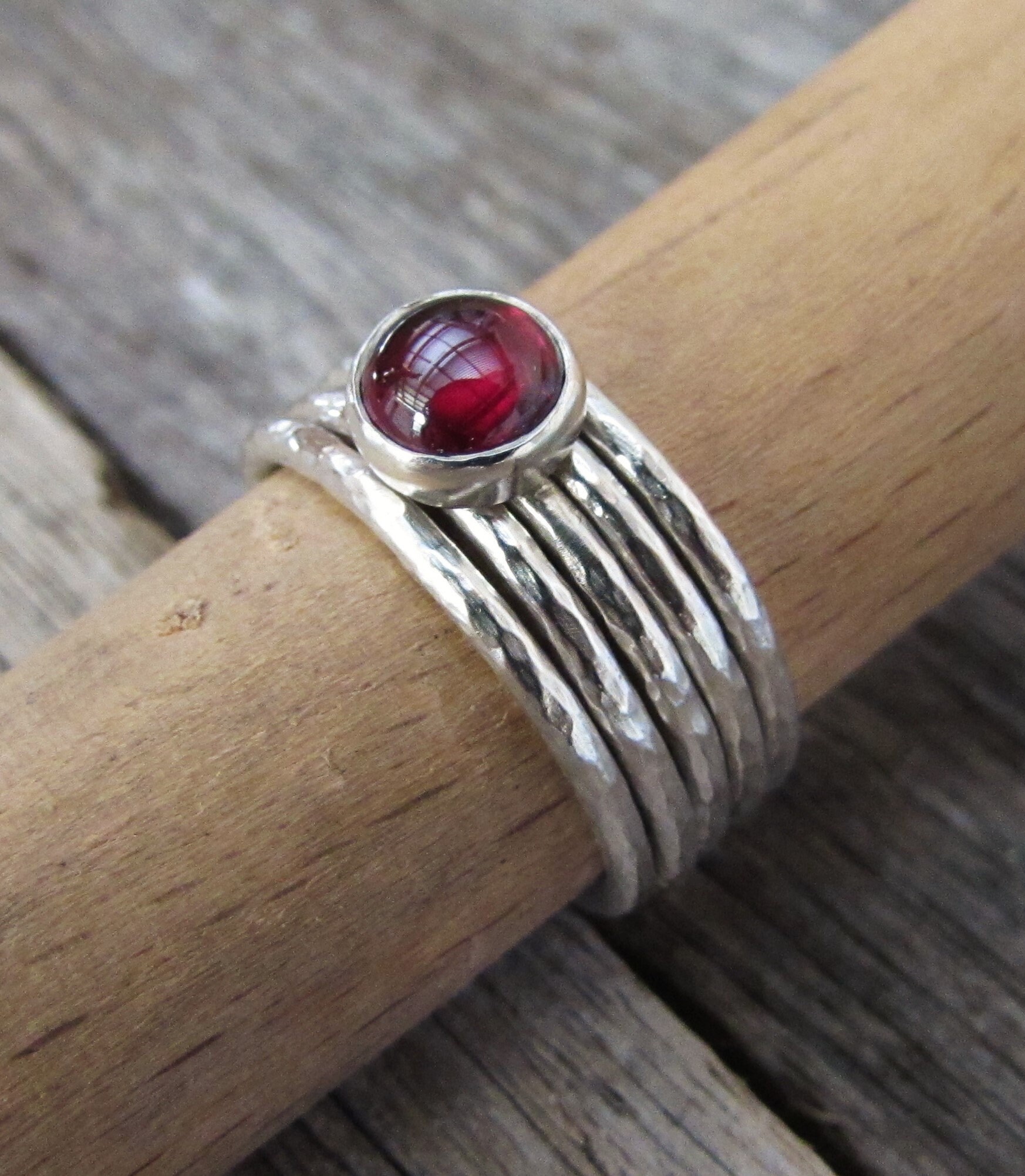 Recyceltes Sterling Silber Rot Granat Ring Set | Dünnes Gehämmertes Band Januar Geburtsstein Schmuck Größe 54 Einzelstück Recyceltes Sterling Silber Rot Granat Ring Set | Dünnes Gehämmertes Band Januar Geburtsstein Schmuck Größe 54 Einzelstück von LostRealmsJewellery