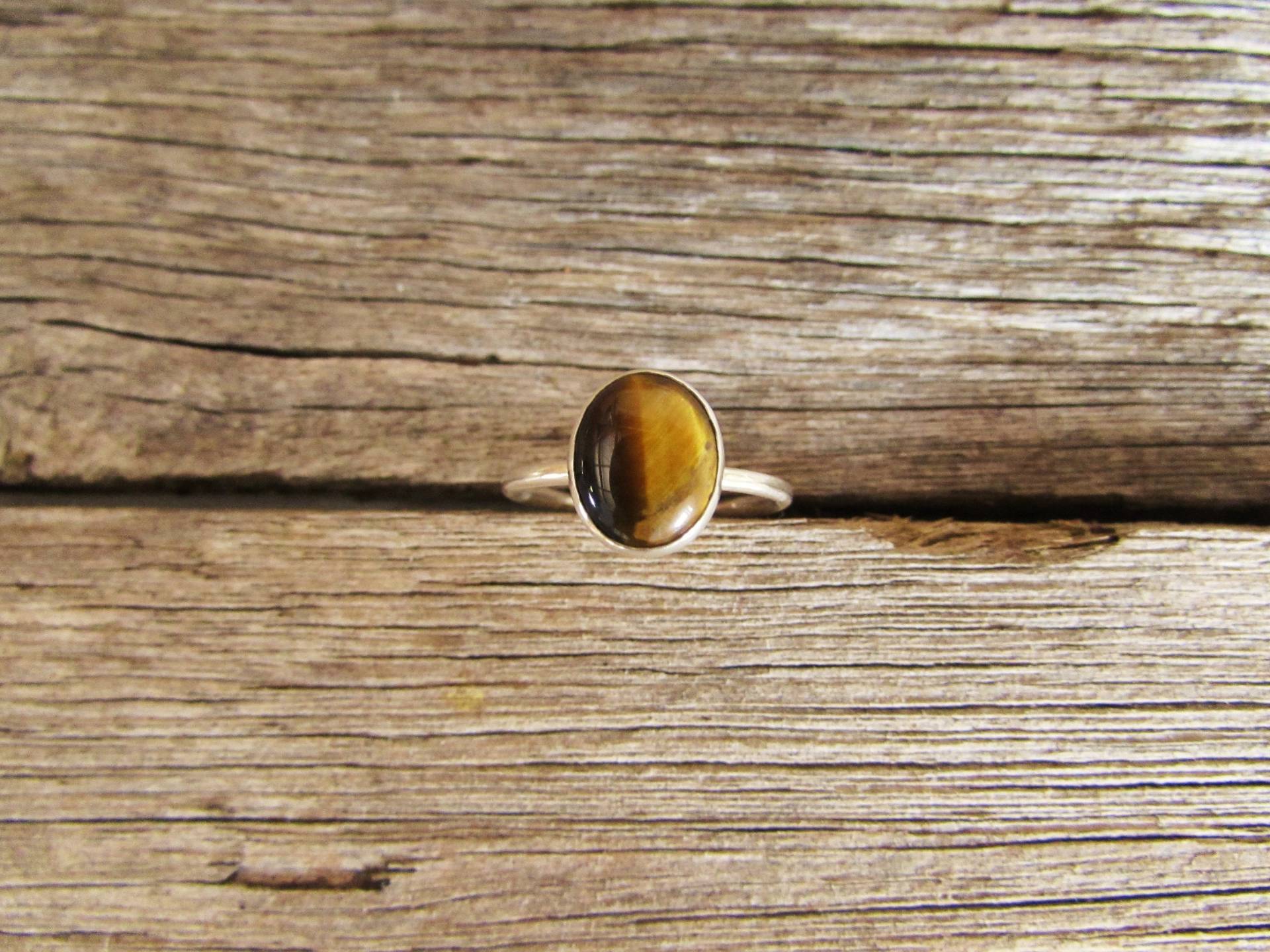 Tigerauge Edelsteinring | Stapelringe Dünnes Band Spiritueller Schmuck Minimalistisch Einzelstück Recyceltes Sterling Silber Tigerauge Edelsteinring | Stapelringe Dünnes Band Spiritueller Schmuck Minimalistisch Einzelstück Recyceltes Sterling Silber von LostRealmsJewellery