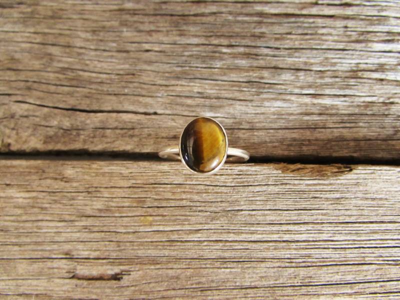 Tigerauge Edelsteinring | Stapelringe Dünnes Band Spiritueller Schmuck Minimalistisch Einzelstück Recyceltes Sterling Silber Tigerauge Edelsteinring | Stapelringe Dünnes Band Spiritueller Schmuck Minimalistisch Einzelstück Recyceltes Sterling Silber von LostRealmsJewellery