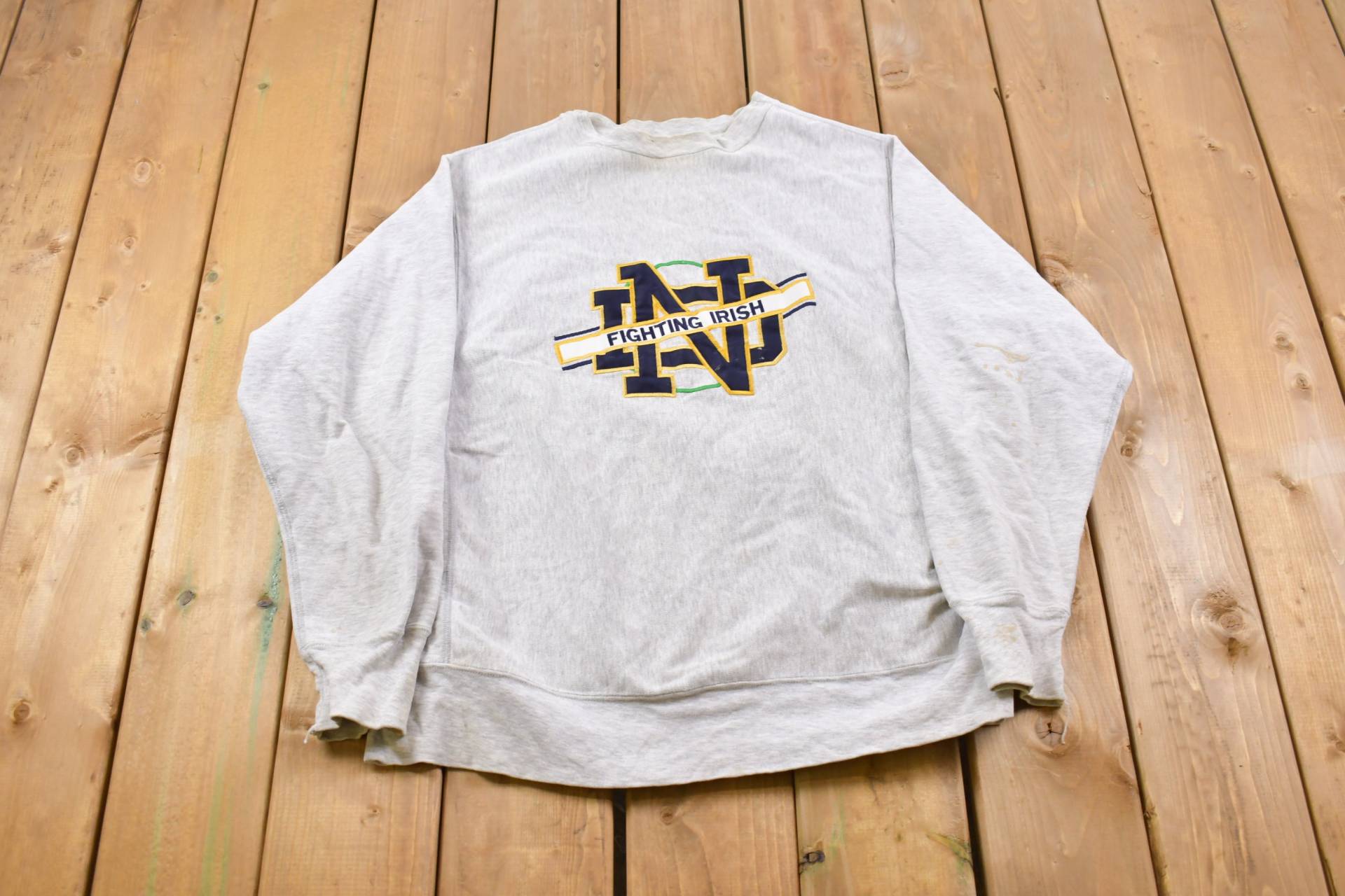 1990S College Accessoires/Universität Von Notre Dame Besticktes Sweatshirt Sportkleidung Americana von Lostboysvintage
