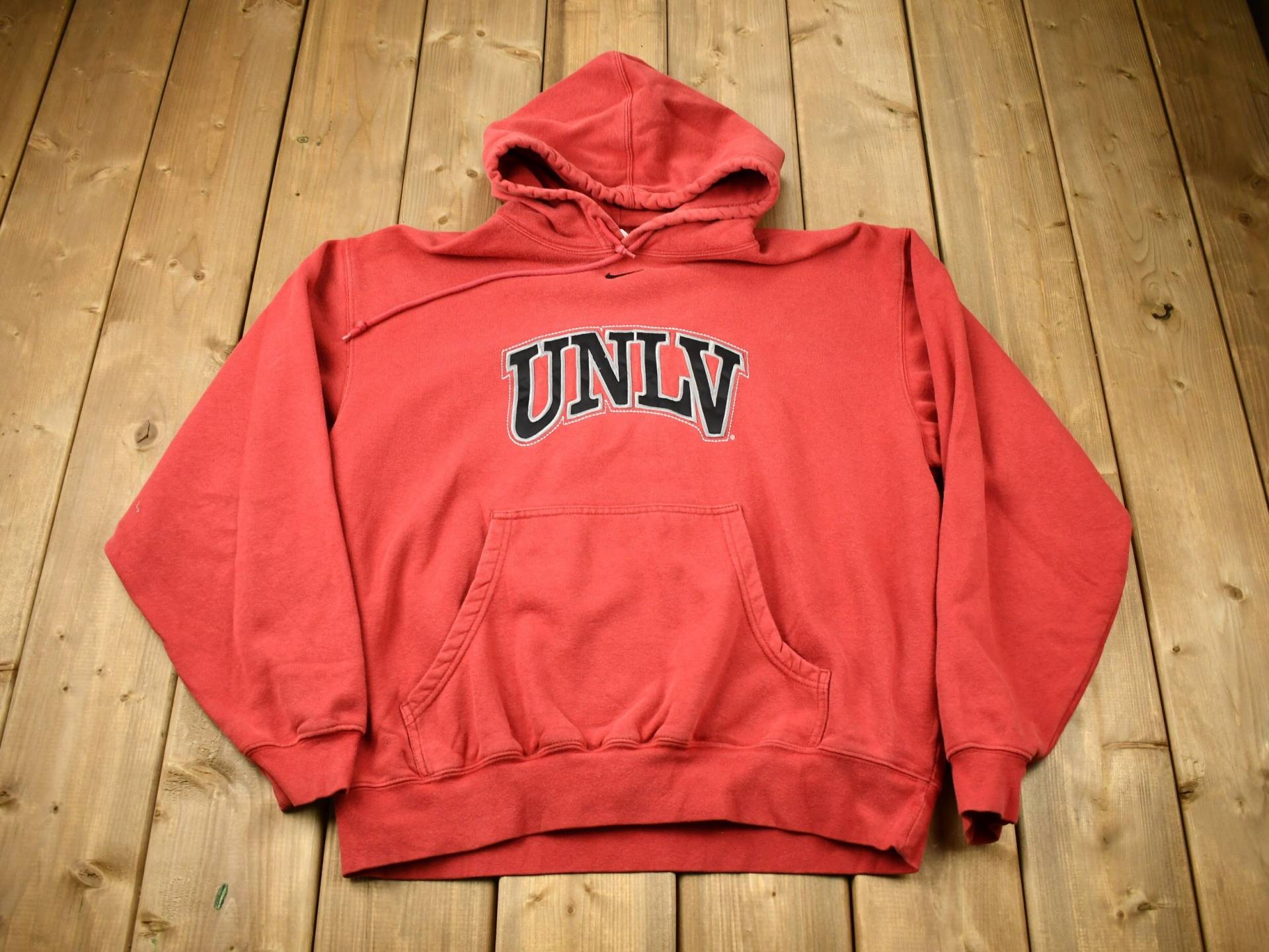 Vintage 1990Er Jahre University Of Las Vegas Nike Middle Swoosh Collegiate Hoodie/Bestickt Ncaa Sweatshirt Sportbekleidung Americana Unlv von Lostboysvintage