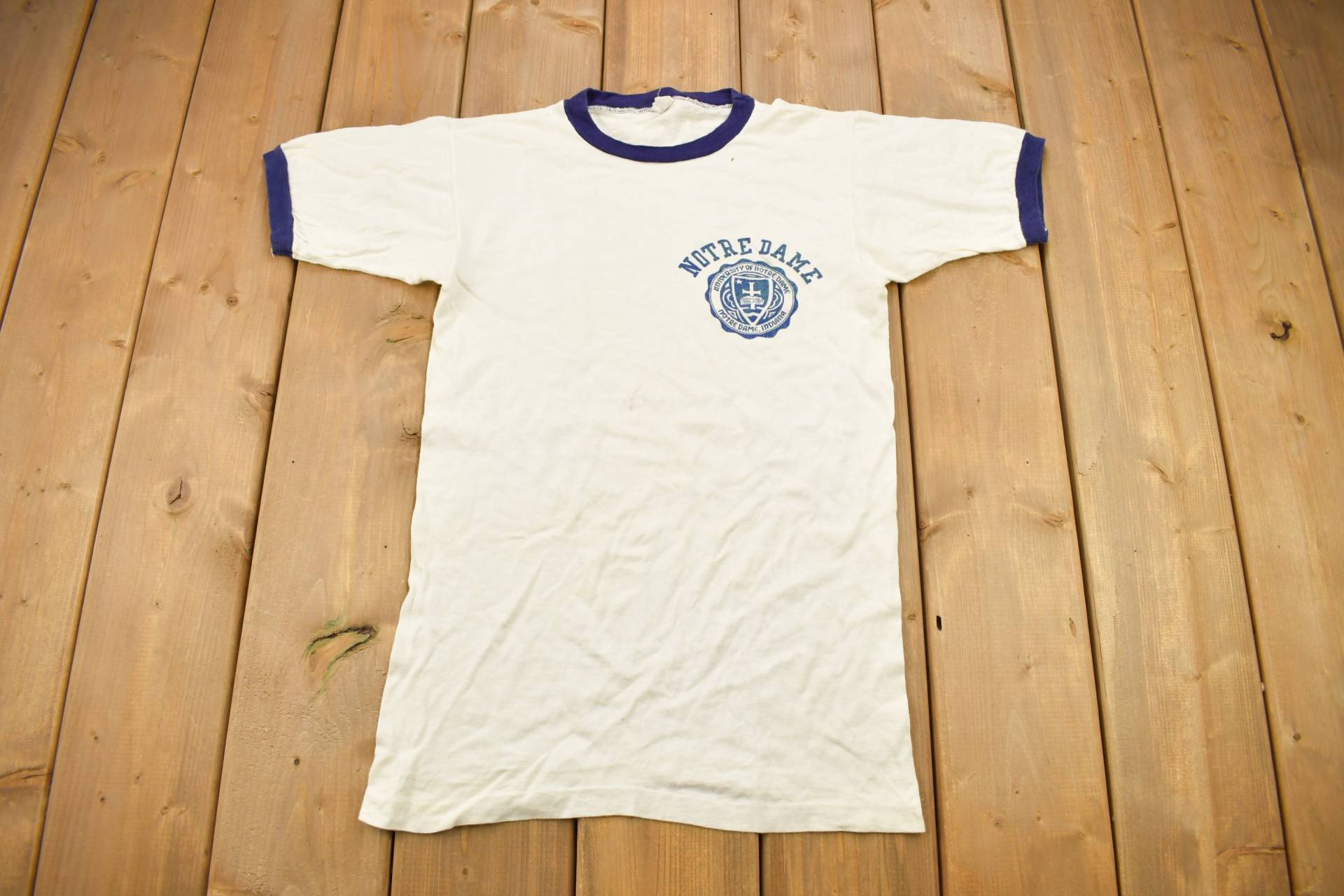 50Er Jahre College Champion T-Shirt Der Universität Von Notre Dame/1950Er Shirt Americana Sportkleidung Made in Usa Vintage von Lostboysvintage