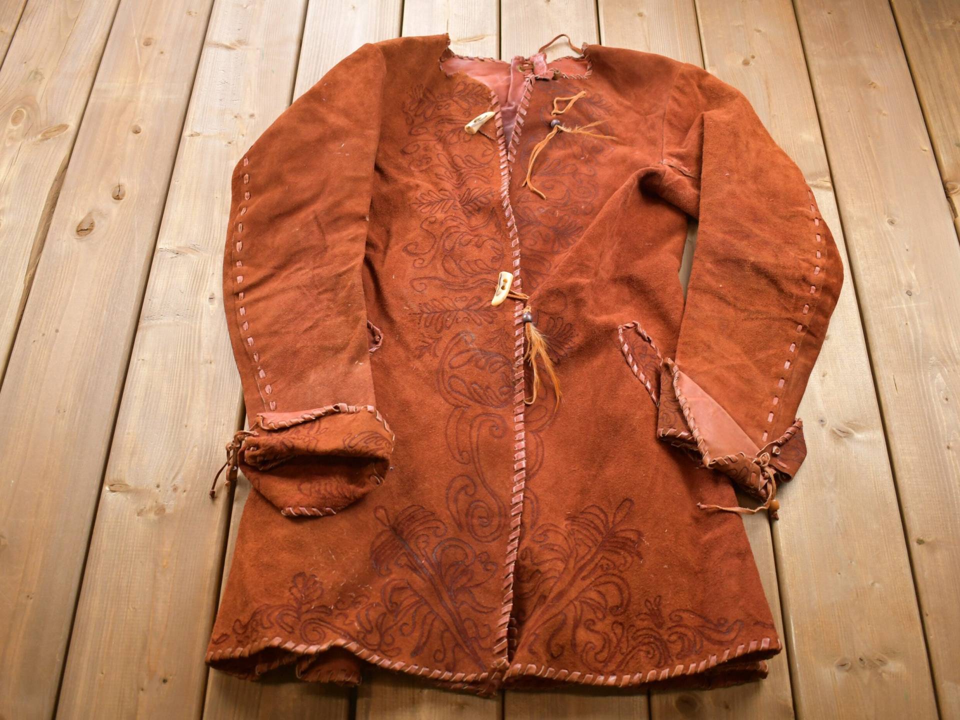 Vintage 1960Er Jahre Boho Leder Wildleder Manteljacke/Herbst Oberbekleidung Ledermantel Winter Streetwear Mode Wildlederjacke Vintage 1960Er Jahre Boho Leder Wildleder Manteljacke/Herbst Oberbekleidung Ledermantel Winter Streetwear Mode Wildlederjacke von Lostboysvintage