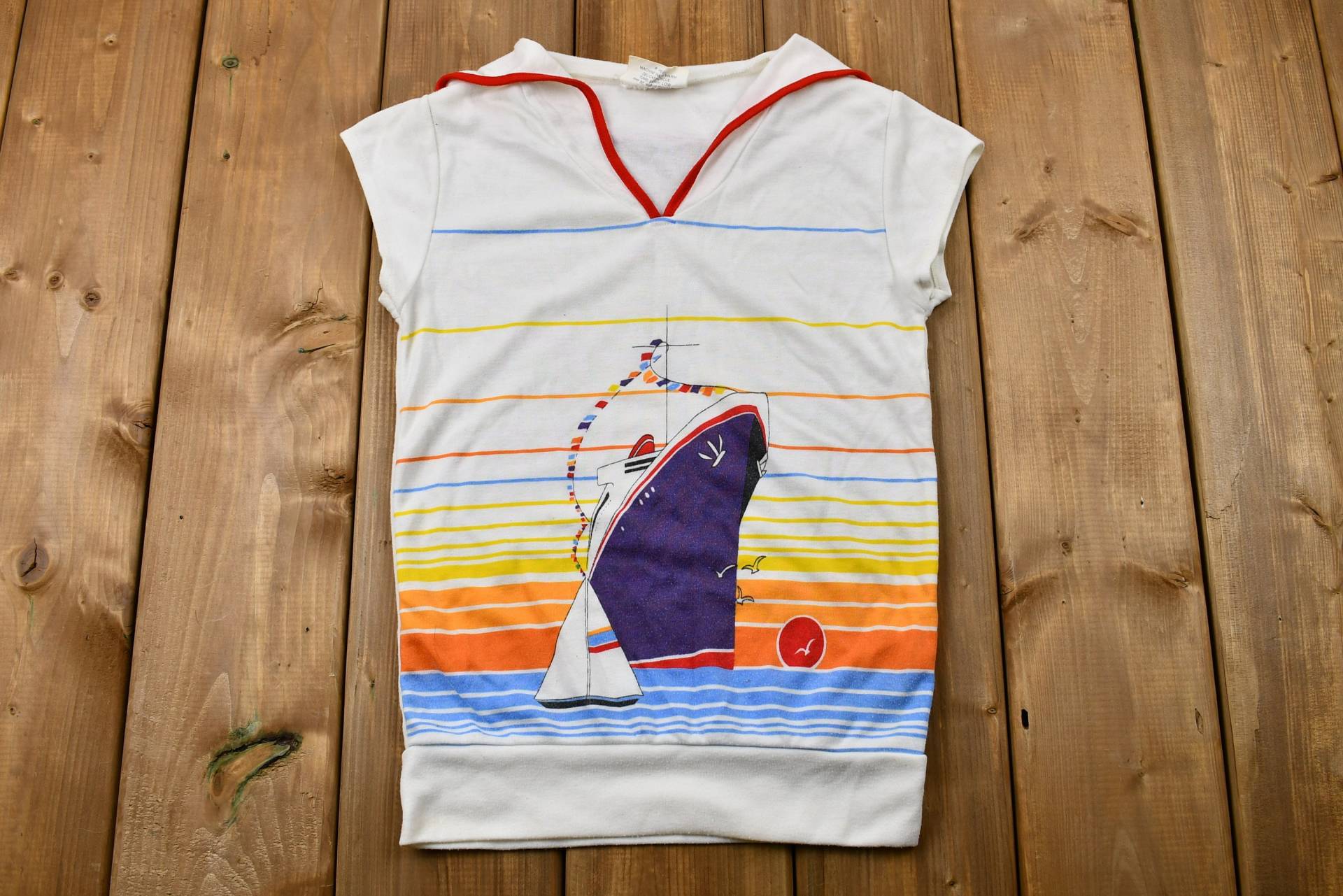 Vintage 1970Er Jahre Sailor Collar Sunset Yacht Graphic Jersey-Strick T-Shirt/Americana American Retro Style Beachwear Sommer von Lostboysvintage