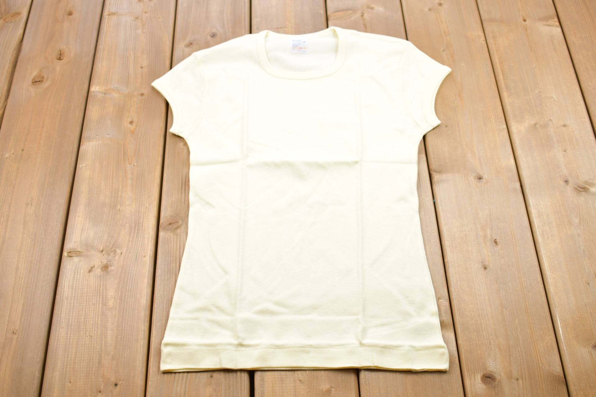 Vintage 1970Er Basic Beige T-Shirt/Grafik 80Er 90Er Jahre Streetwear Retro-Stil Single Stitch Made in Hong Kong Damen-T-Shirt von Lostboysvintage