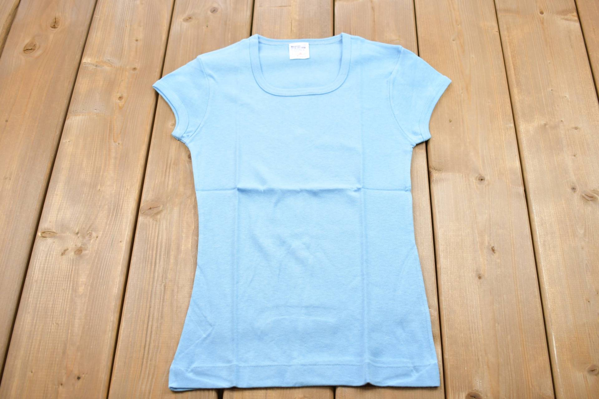 Vintage 1970S Basic Blau T-Shirt/Grafik 80Er 90Er Jahre Streetwear Retro Style Einzelstich Made in Hong Kong Frauen-T-Shirt Vintage 1970S Basic Blau T-Shirt/Grafik 80Er 90Er Jahre Streetwear Retro Style Einzelstich Made in Hong Kong Frauen-T-Shirt von Lostboysvintage