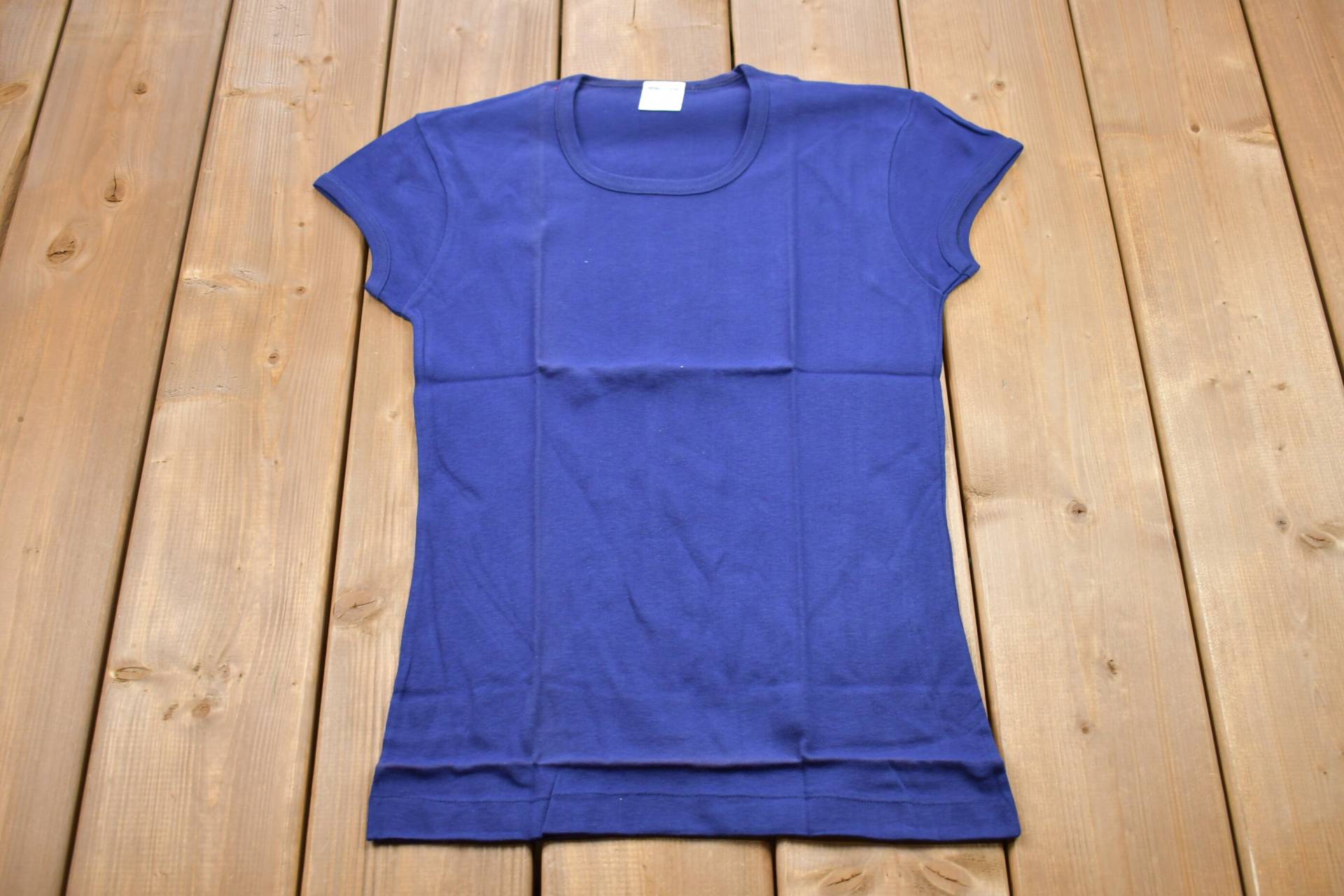 Vintage 1970Er Basic Marineblaues T-Shirt/Grafik 80Er 90Er Jahre Streetwear Retro-Stil Single Stitch Made in Hong Kong Damen-T-Shirt von Lostboysvintage