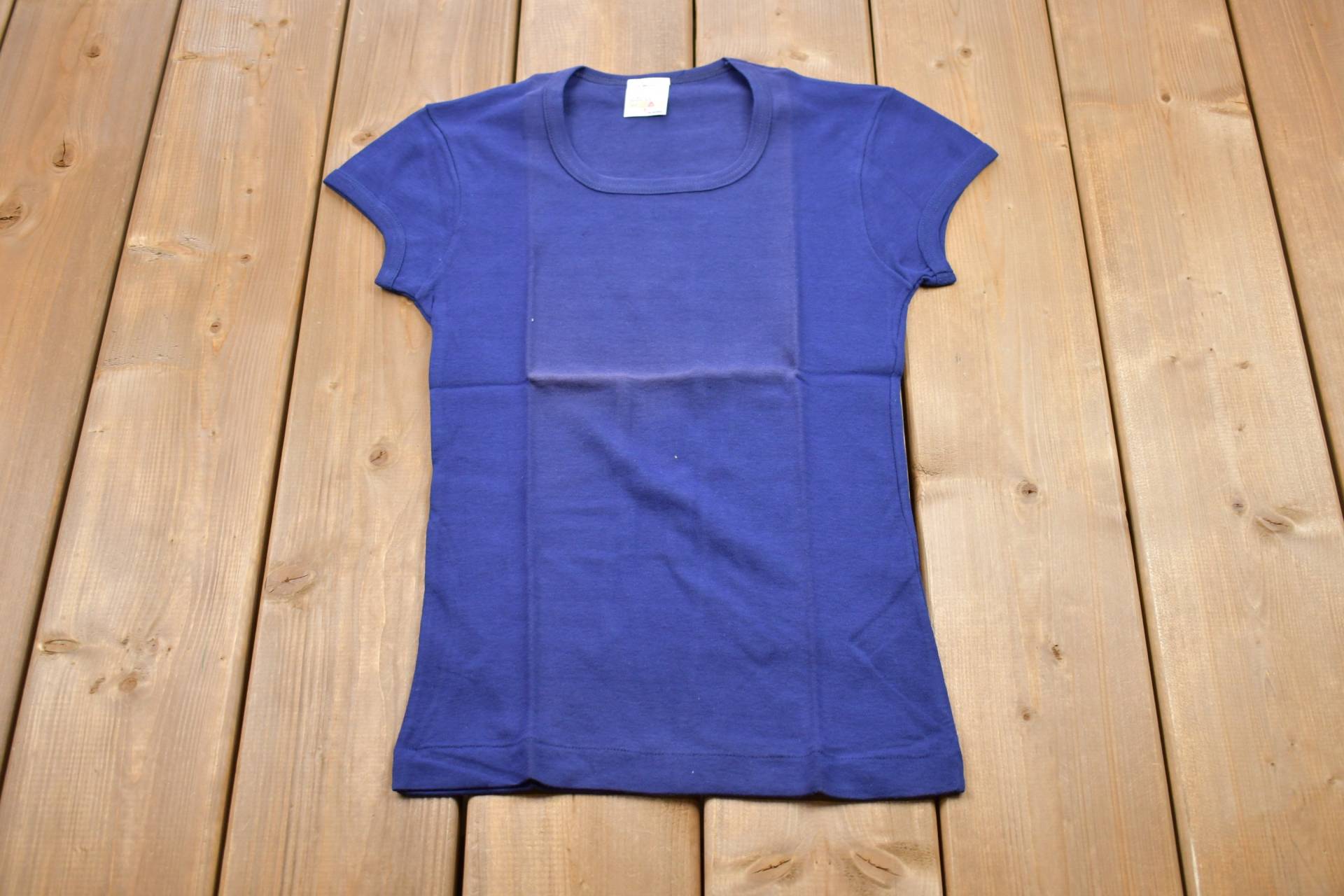 Vintage 1970S Basic Navy Blau T-Shirt/Grafik 80Er 90Er Jahre Streetwear Retro Stil Einstich Made in Hong Kong Frauen-T-Shirt Vintage 1970S Basic Navy Blau T-Shirt/Grafik 80Er 90Er Jahre Streetwear Retro Stil Einstich Made in Hong Kong Frauen-T-Shirt von Lostboysvintage