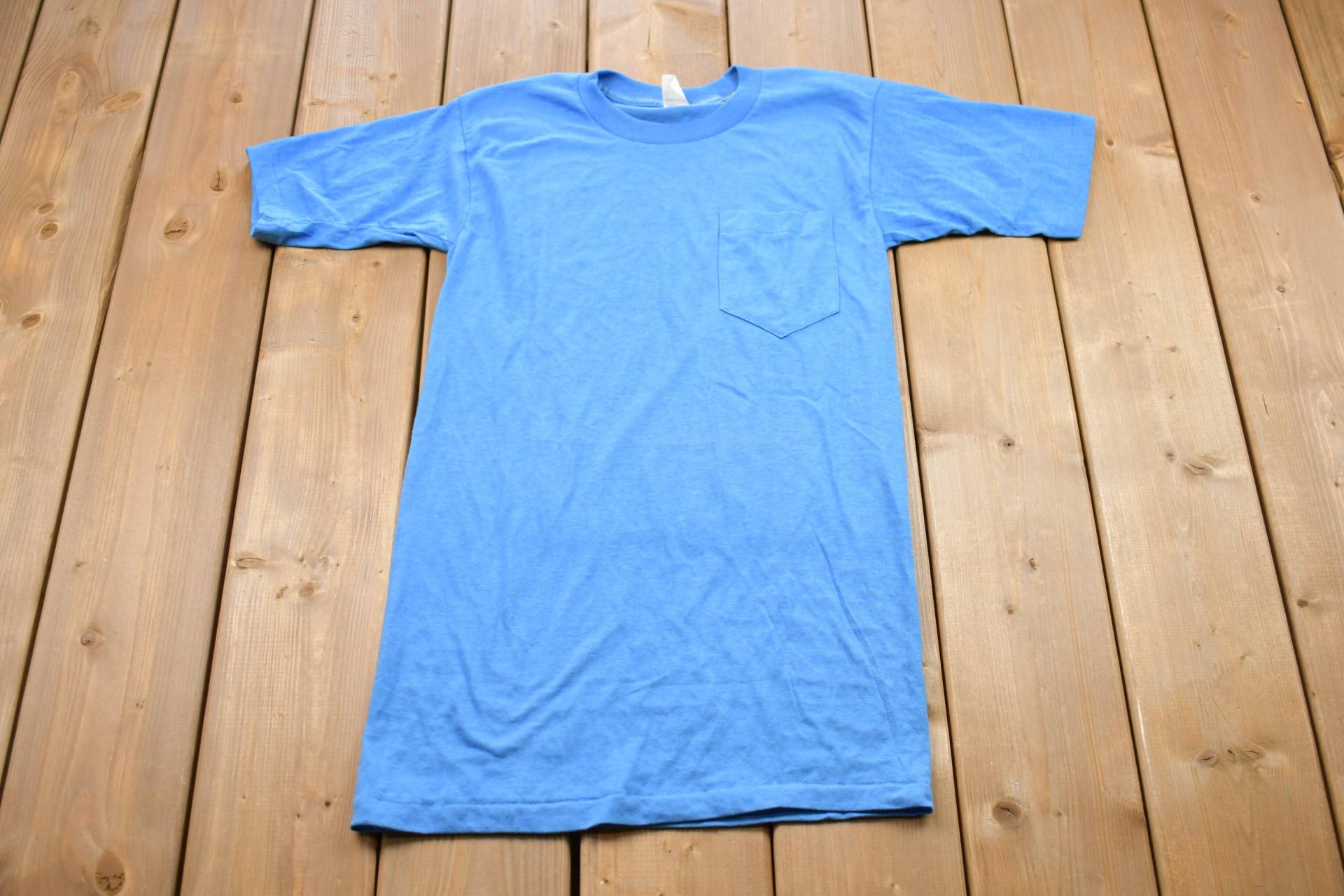 Vintage 1970Er Health Knit Blue Basic T-Shirt/Grafik 80Er 90Er Jahre Streetwear Retro Style Single Stitch Made in Usa von Lostboysvintage
