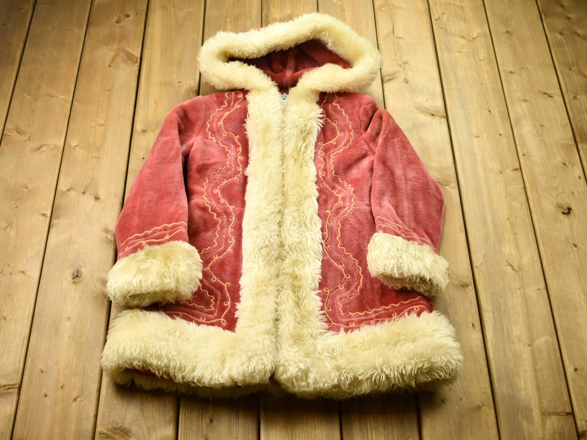 Vintage 1970Er Penny Lane Bestickter Lammfellmantel Von Robin/Winter Oberbekleidung von Lostboysvintage