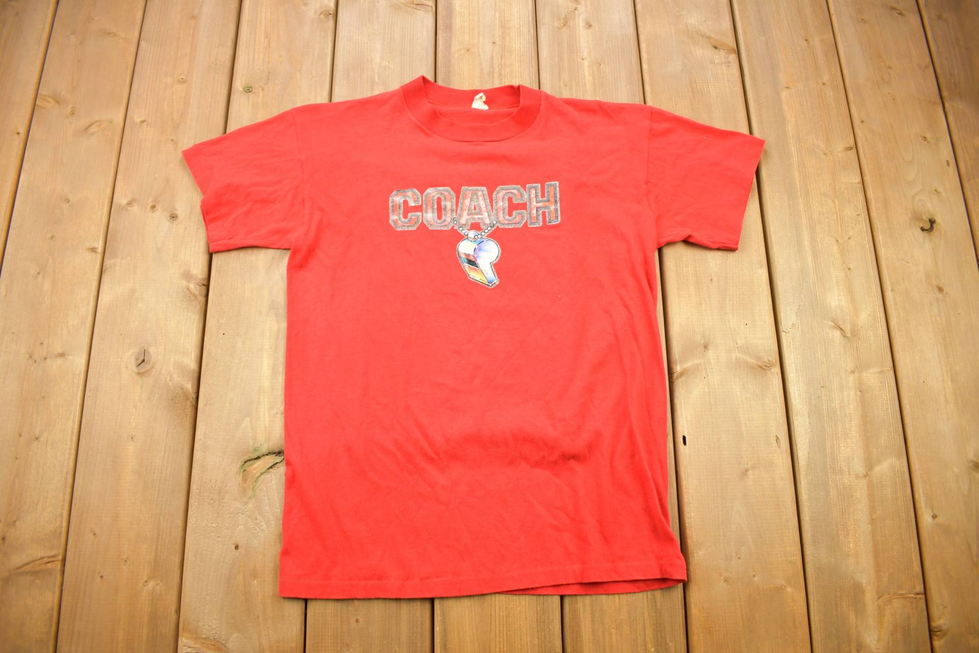 Vintage 1980 Coach Weißes T Shirt/Bügelbild Streetwear Einzelstich Made in Usa von Lostboysvintage