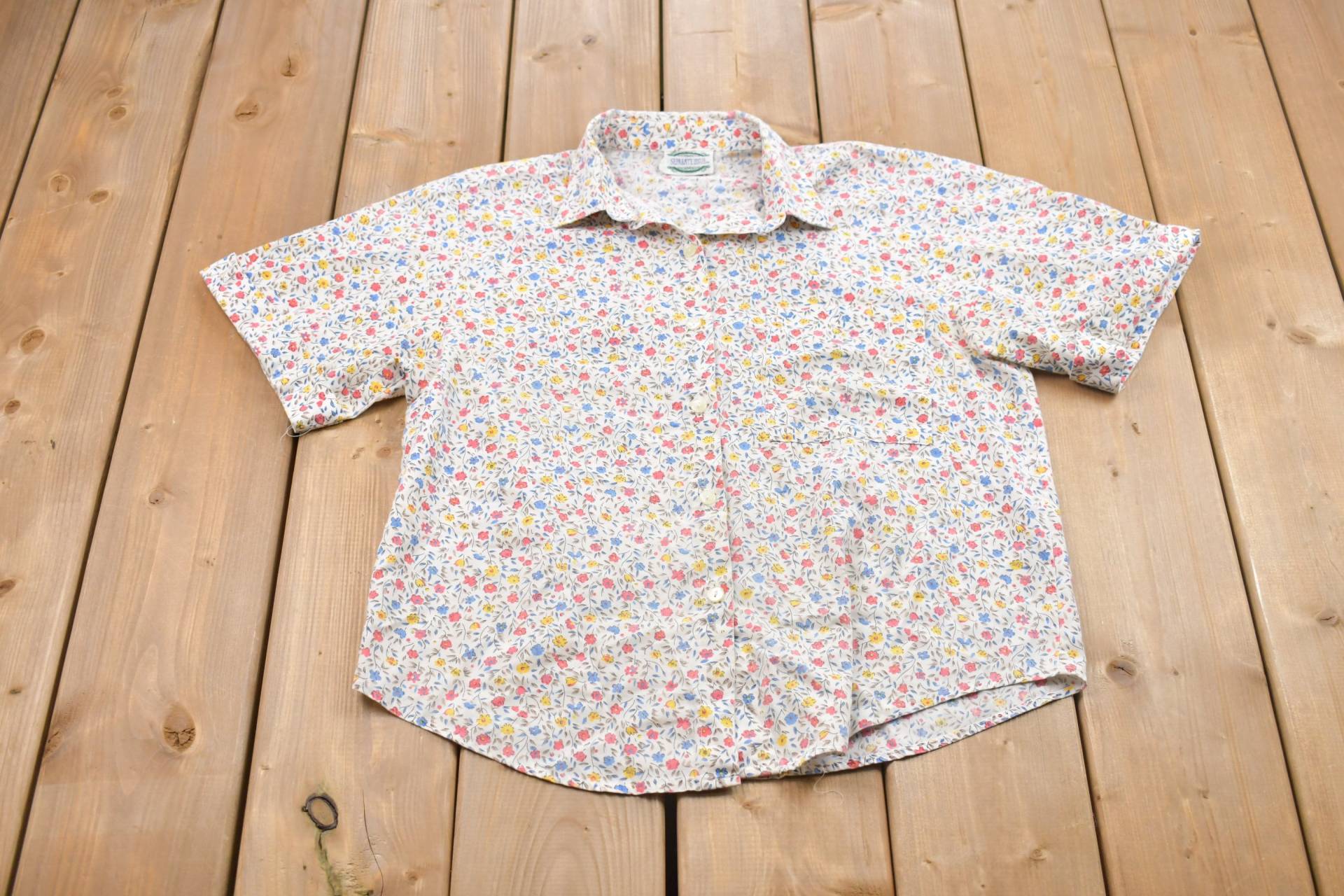 Vintage 1980Er Jahre Bluse Mit Floraler Knopfleiste/80Er Shirt Für Frauen Abstraktes Muster Freizeithemd Formelles Hemd von Lostboysvintage