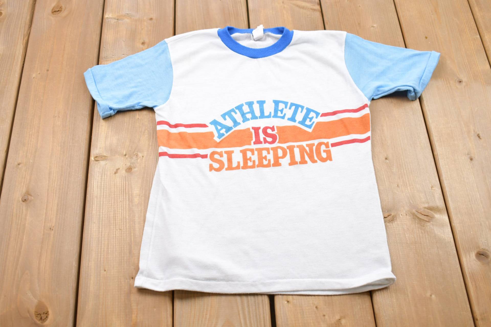 Vintage 1980S Jungen Athlete Graphic Ringer T-Shirt/Grafik 80Er 90Er Jahre Streetwear Retro Style Single Stitch Made in Usa Vintage 1980S Jungen Athlete Graphic Ringer T-Shirt/Grafik 80Er 90Er Jahre Streetwear Retro Style Single Stitch Made in Usa von Lostboysvintage