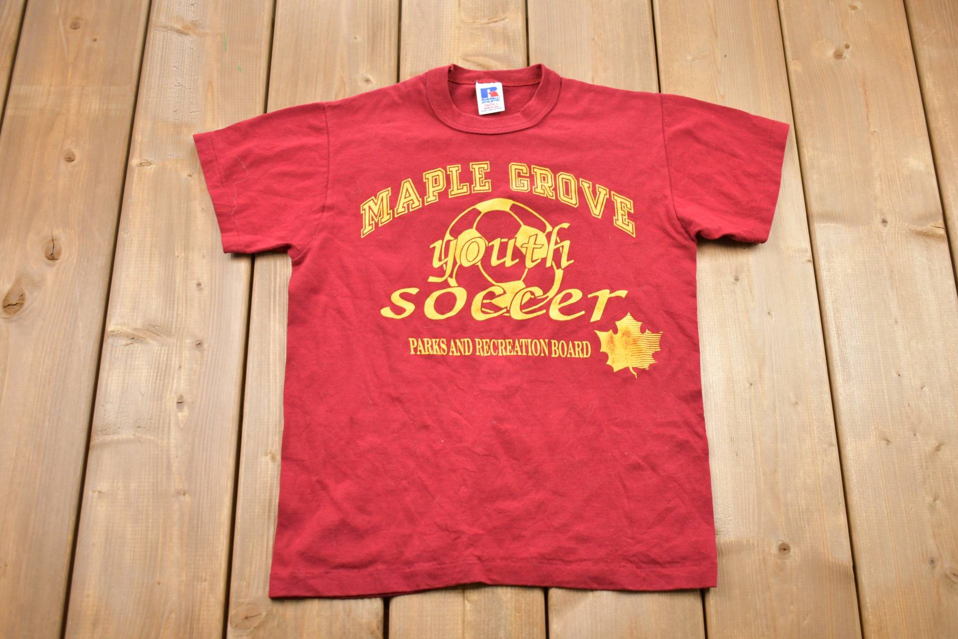 Vintage 1980Er Kinder Russell Athletic Maple Grove Fußball Grafik T-Shirt/Streetwear Retro Style Single Stitch Made in Usa von Lostboysvintage