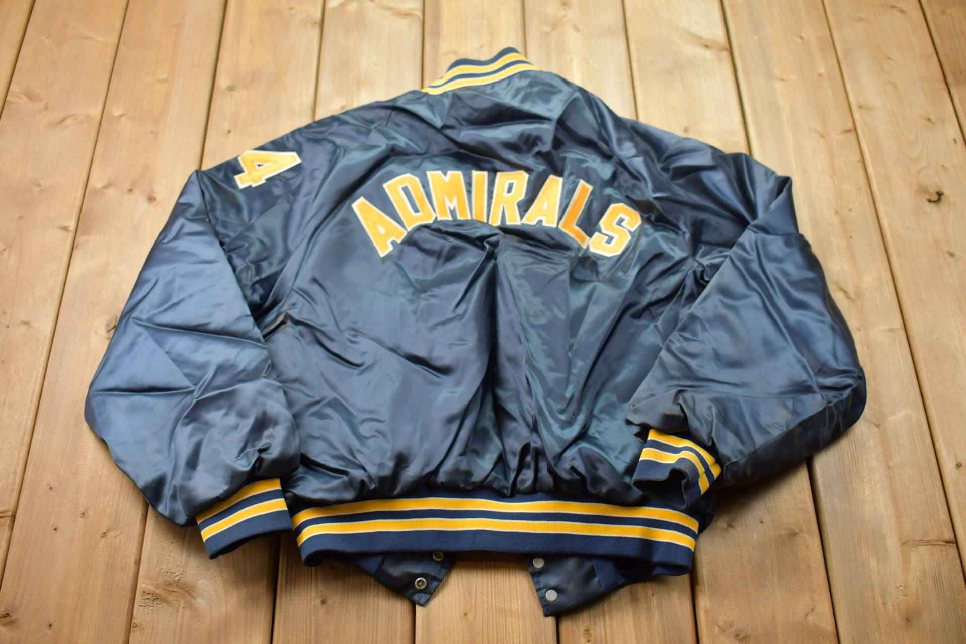 Vintage 1980S King Louie Satin Bomberjacke Jacke/Athleisure Streetwear Athletisch Sportbekleidung Made in Usa von Lostboysvintage