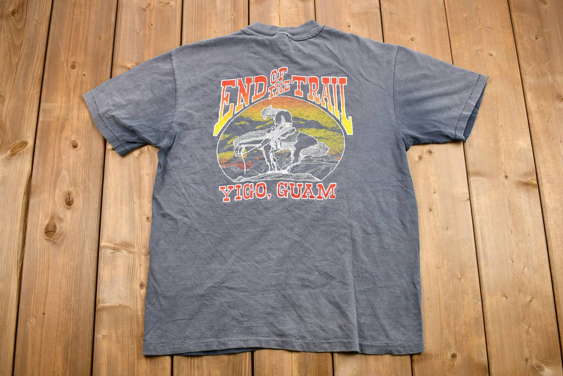 Vintage 1980Er Jahre Natürlich Verfärbtes End Of The Trail Yigo, Guam Grafik T-Shirt/90Er Streetwear Made in Usa Single Stitch Cowboy von Lostboysvintage