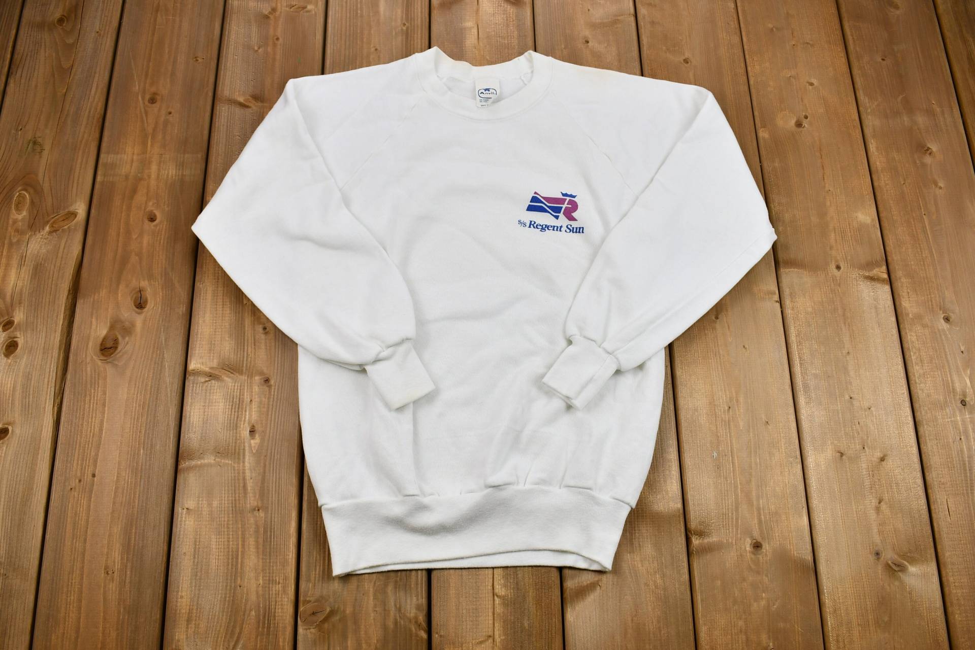 Vintage 1980S S.s. Regent Sun Grafik Sweatshirt Mit Rundhalsausschnitt/Pullover Souvenir Athleisure Kreuzfahrtschiff Reise & Tourismus Made in Usa Vintage 1980S S.s. Regent Sun Grafik Sweatshirt Mit Rundhalsausschnitt/Pullover Souvenir Athleisure Kreuzfahrtschiff Reise & Tourismus Made in Usa von Lostboysvintage