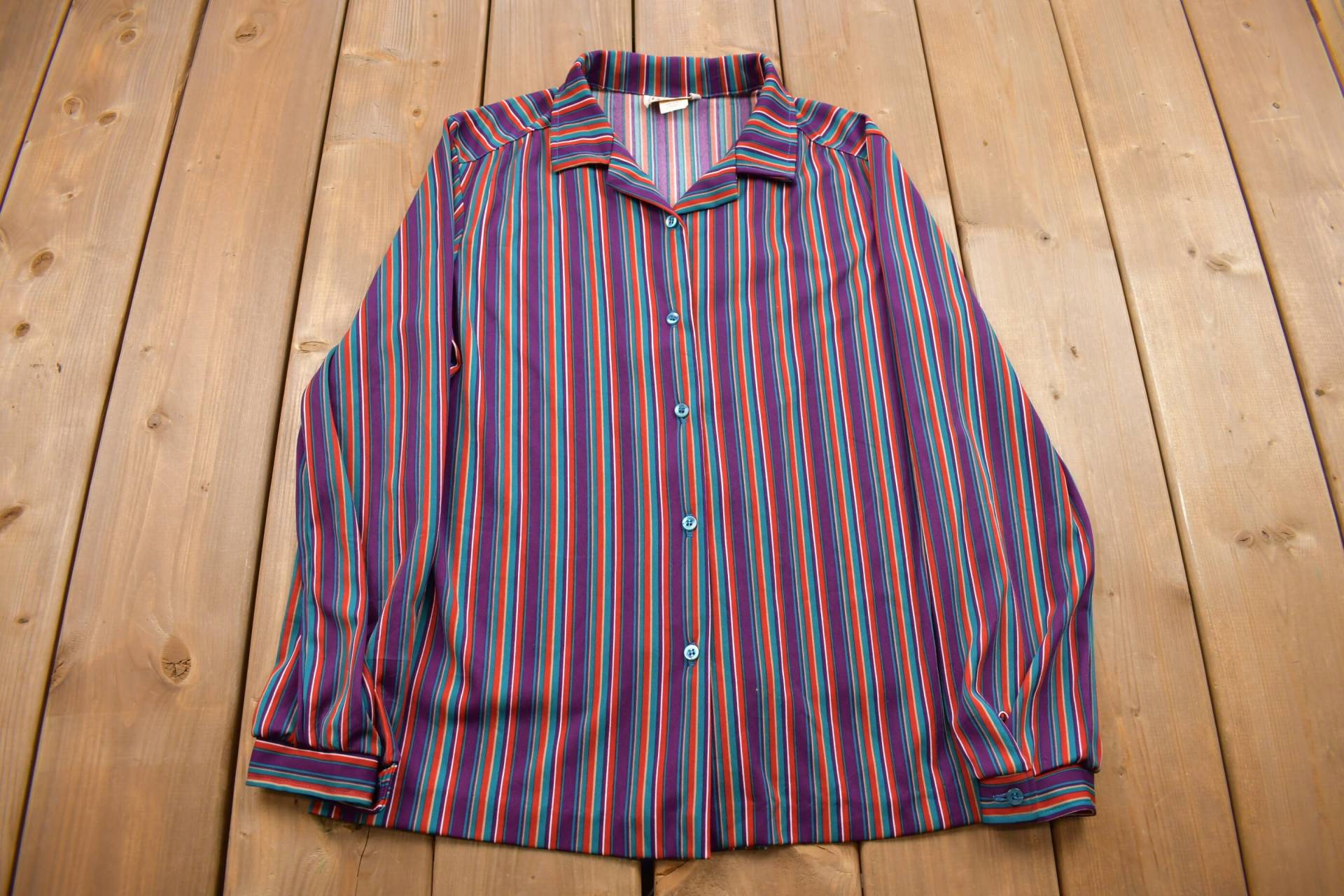 Vintage 1980Er Knitmakers Bunt Gestreiftes Button-Up-Hemd/Hergestellt in Den Usa Abstraktes Muster Freizeithemd Formelles Hemd von Lostboysvintage