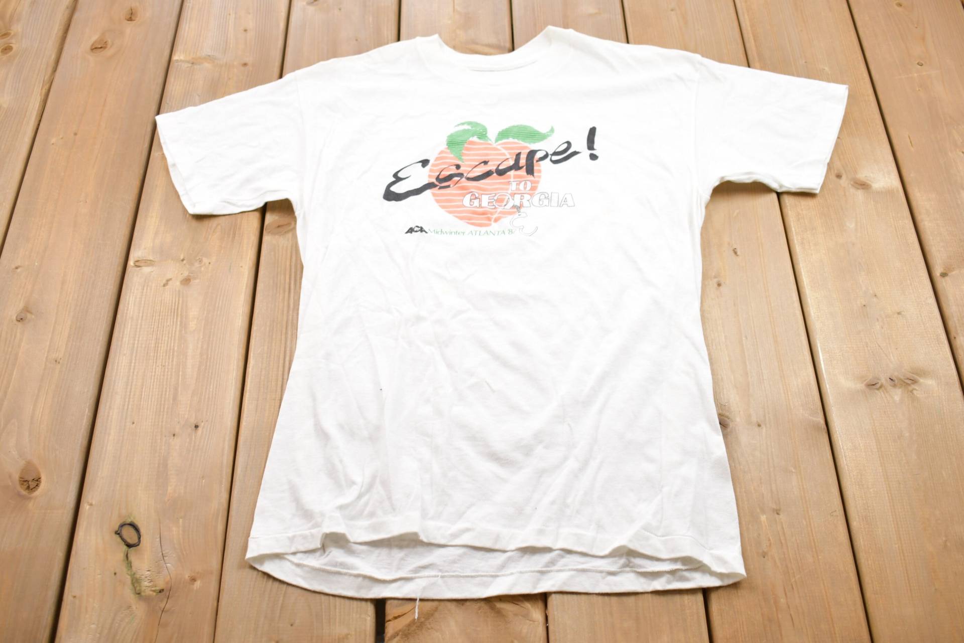 Vintage 1987 Flucht Nach Georgien Grafik T-Shirt/80Er 90Er Jahre Streetwear Fashion Made in Usa Urlaub & Reisen Vintage 1987 Flucht Nach Georgien Grafik T-Shirt/80Er 90Er Jahre Streetwear Fashion Made in Usa Urlaub & Reisen von Lostboysvintage
