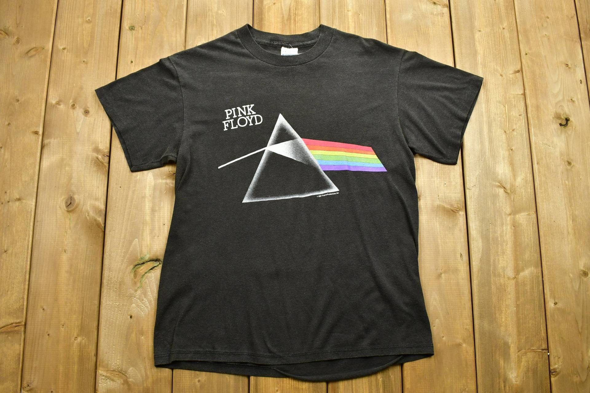 Vintage 1987 Pink Floyd Band Grafik/T-Shirt Single Stitch Musik Promo Print Konzert Tour Made in Usa Retro Style Vintage 1987 Pink Floyd Band Grafik/T-Shirt Single Stitch Musik Promo Print Konzert Tour Made in Usa Retro Style von Lostboysvintage