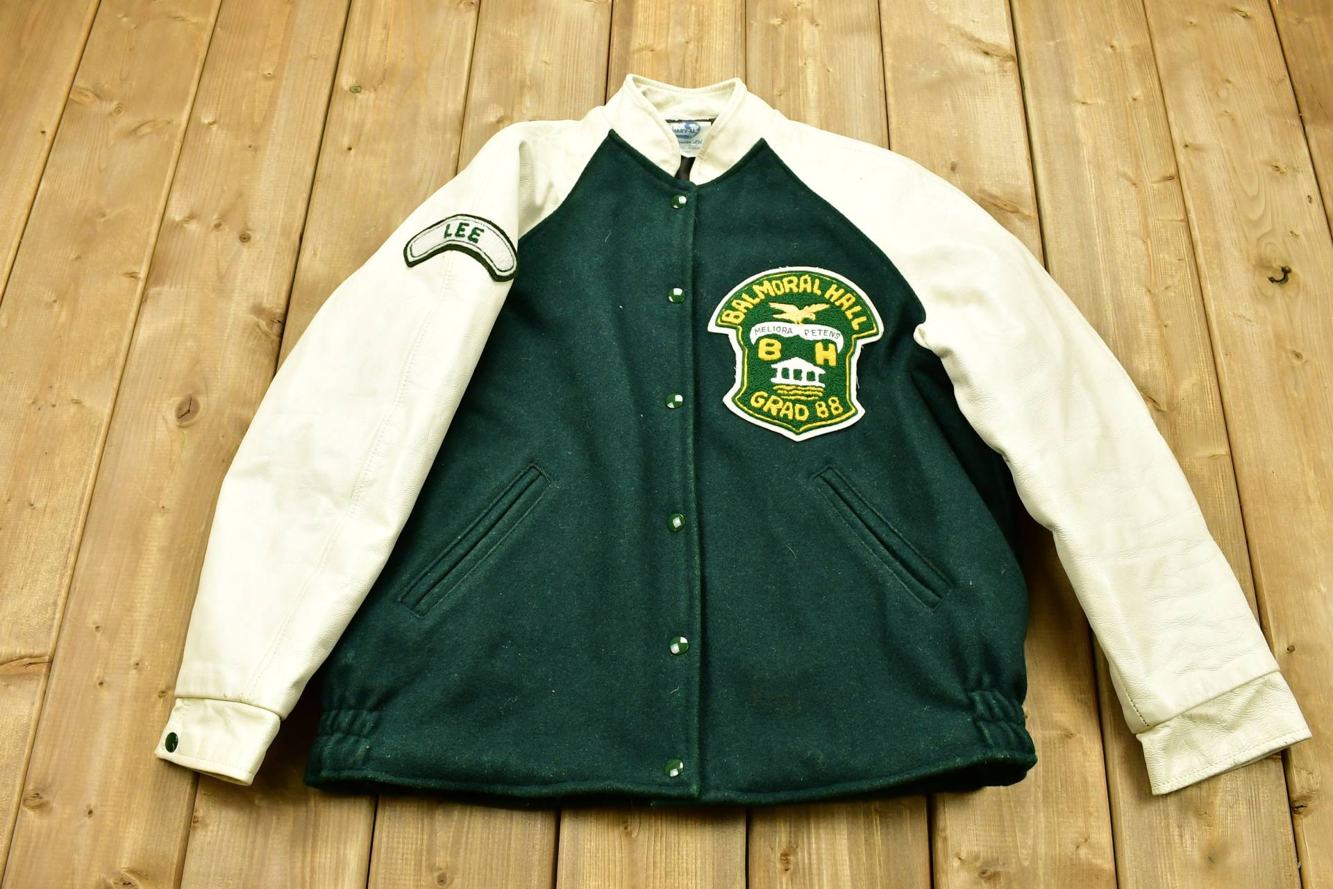 Jahrgang 1988 Balmoral Hall Abschluss Leder Varsity Jacke/Herbst Oberbekleidung Ledermantel Harv-Al Made in Canada Streetwear Fashion von Lostboysvintage