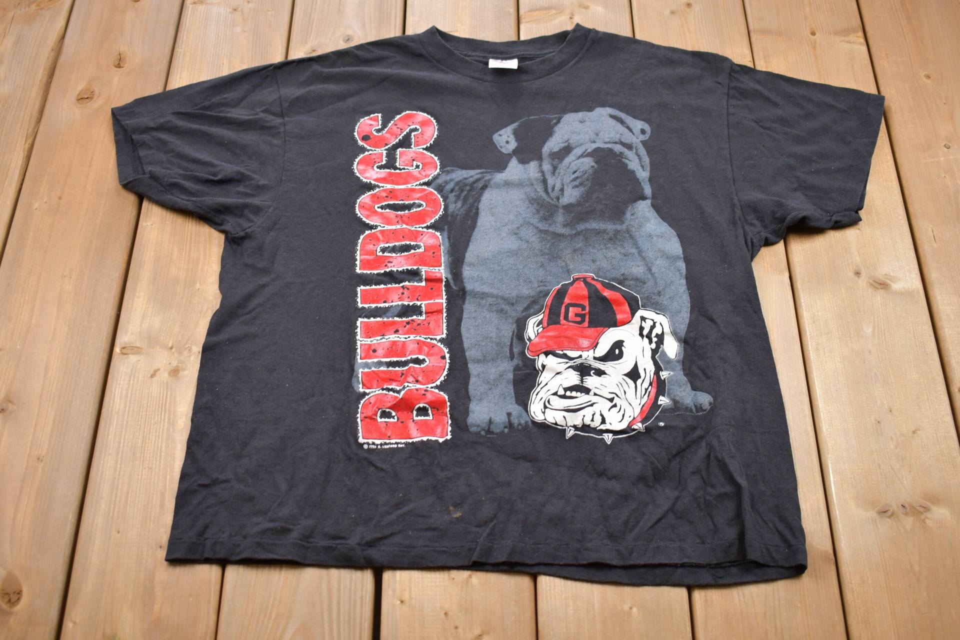 Vintage 1990 Universität Von Georgetown Bulldogs Graphic Collegiate T-Shirt/Png Americana Sportbekleidung Athleisure Nickelfrei von Lostboysvintage