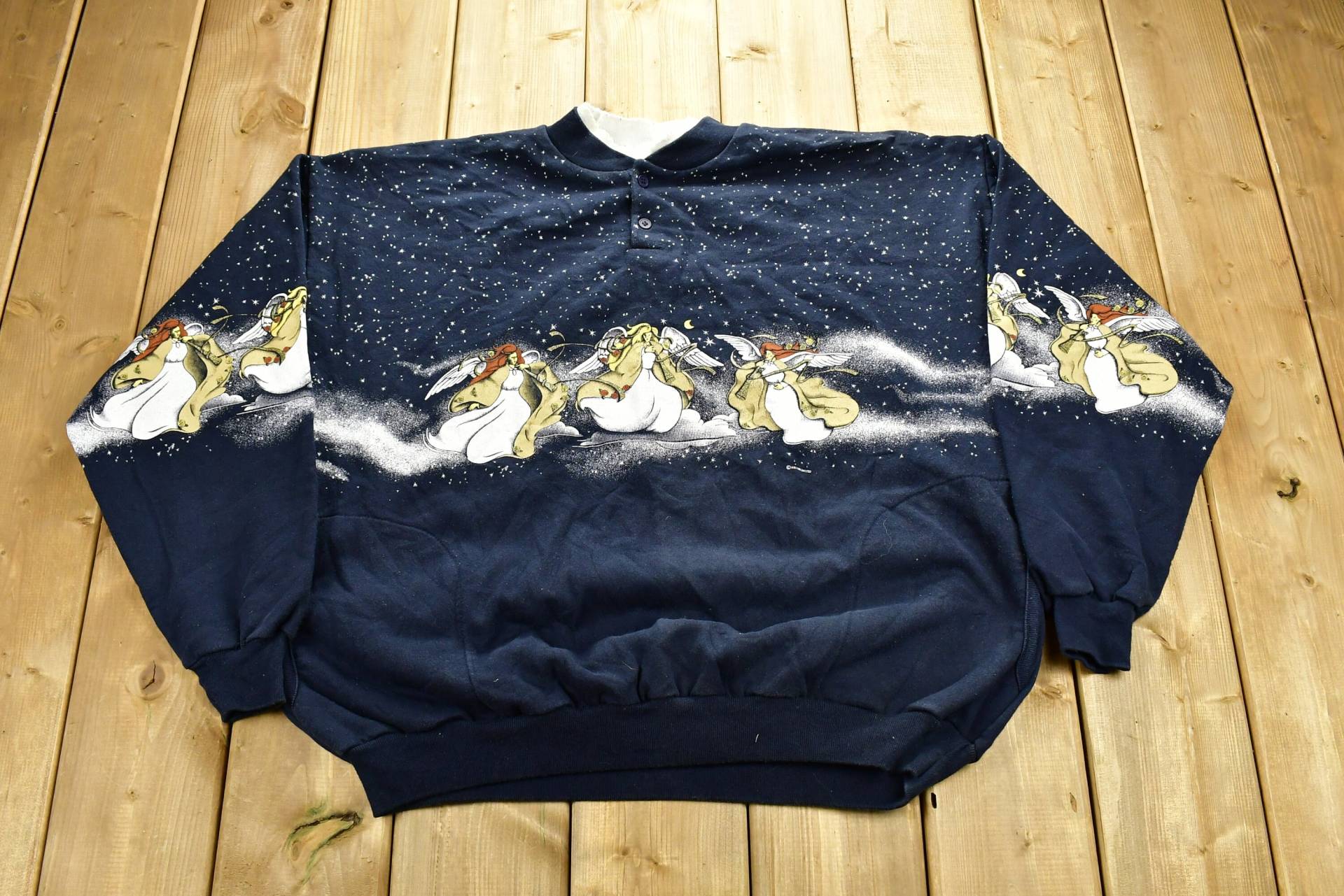 Vintage 1990's Angel Graphic Quarter Button Sweatshirt/Made in Usa Rundhalsausschnitt Souvenir Streetwear All Over Print von Lostboysvintage