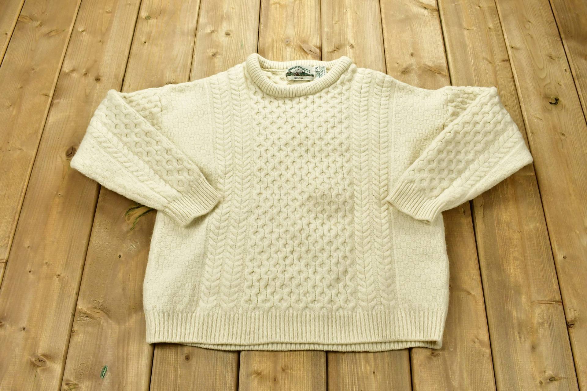 Vintage 1990Er Jahre Aran Crafts 3D Zopfmuster Pullover Aus 100% Merino Wolle/Made in Irland 90Er Rundhalsausschnitt Abstrakter Strickpullover Vintage 1990Er Jahre Aran Crafts 3D Zopfmuster Pullover Aus 100% Merino Wolle/Made in Irland 90Er Rundhalsausschnitt Abstrakter Strickpullover von Lostboysvintage