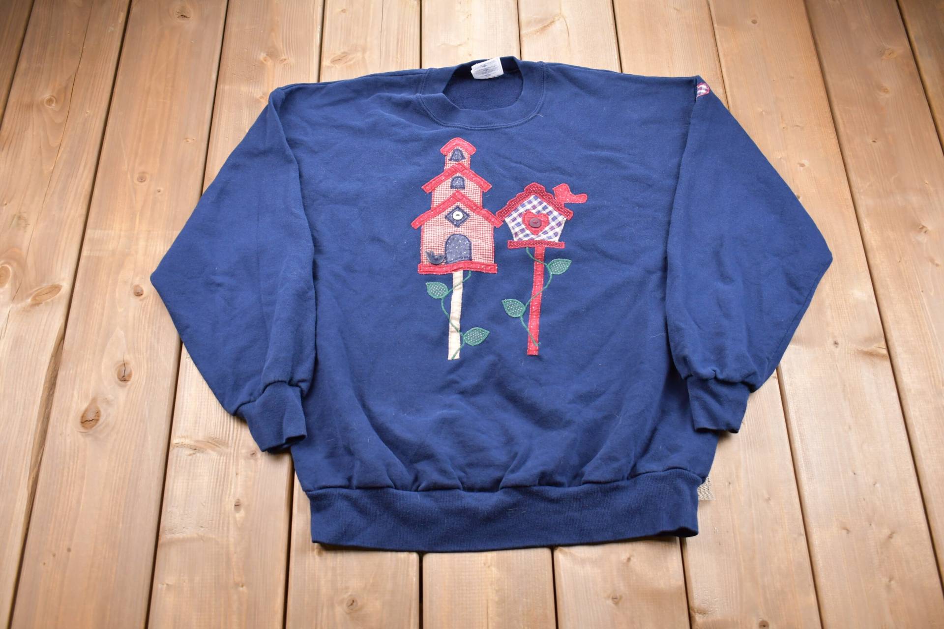 Vintage 1990Er Jahre Birdhouse Graphic Besticktes Sweatshirt Mit Rundhalsausschnitt/90Er Souvenir Athleisure Streetwear Reisen Und Tourismus Vintage 1990Er Jahre Birdhouse Graphic Besticktes Sweatshirt Mit Rundhalsausschnitt/90Er Souvenir Athleisure Streetwear Reisen Und Tourismus von Lostboysvintage