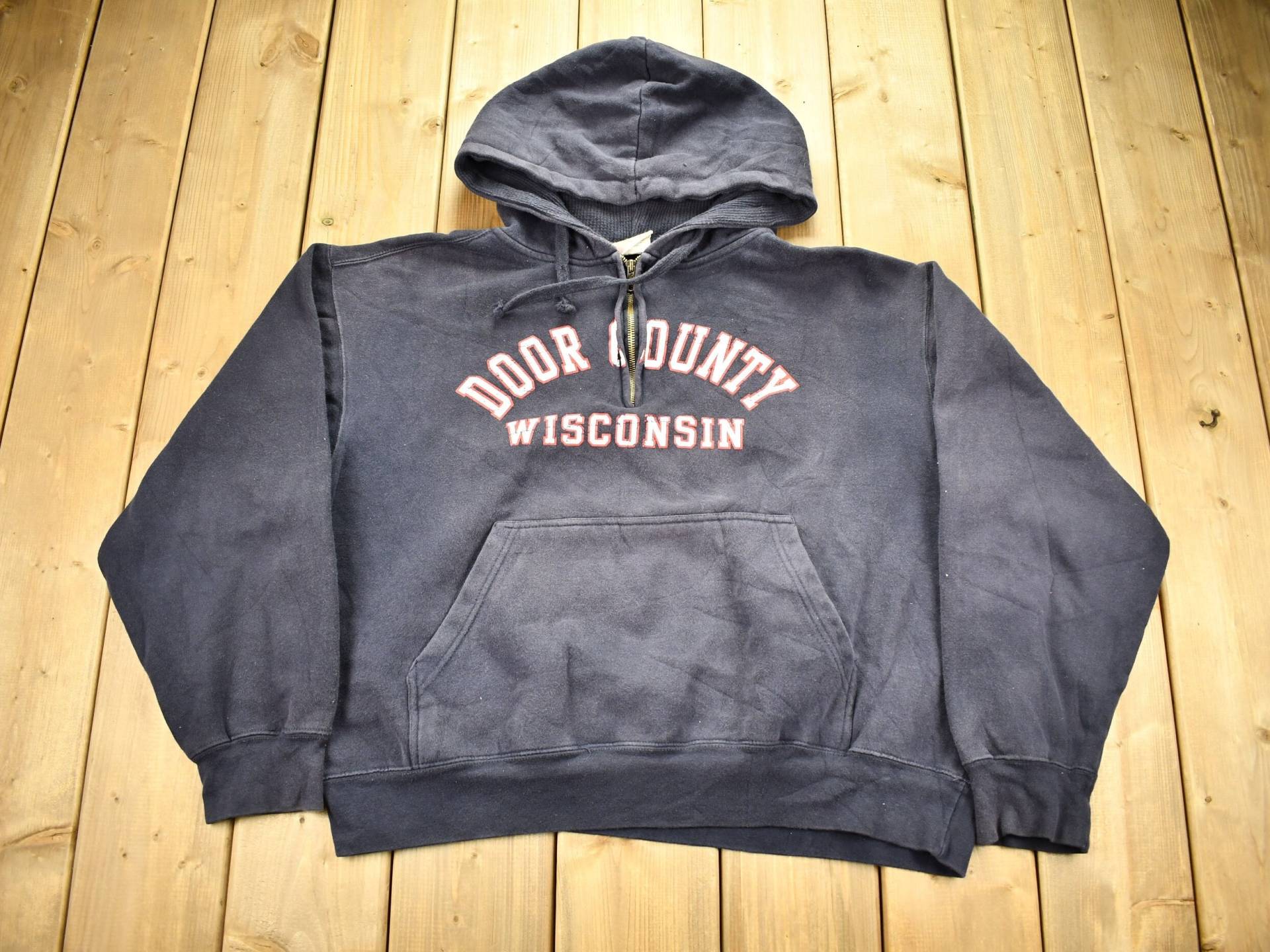 Vintage 1990Er Jahre Door County Wisconsin Quarter Zip Hoodie/90Er Rundhalsausschnitt Souvenir Bestickt Streetwear Reisen Und Tourismus Pro Weave von Lostboysvintage