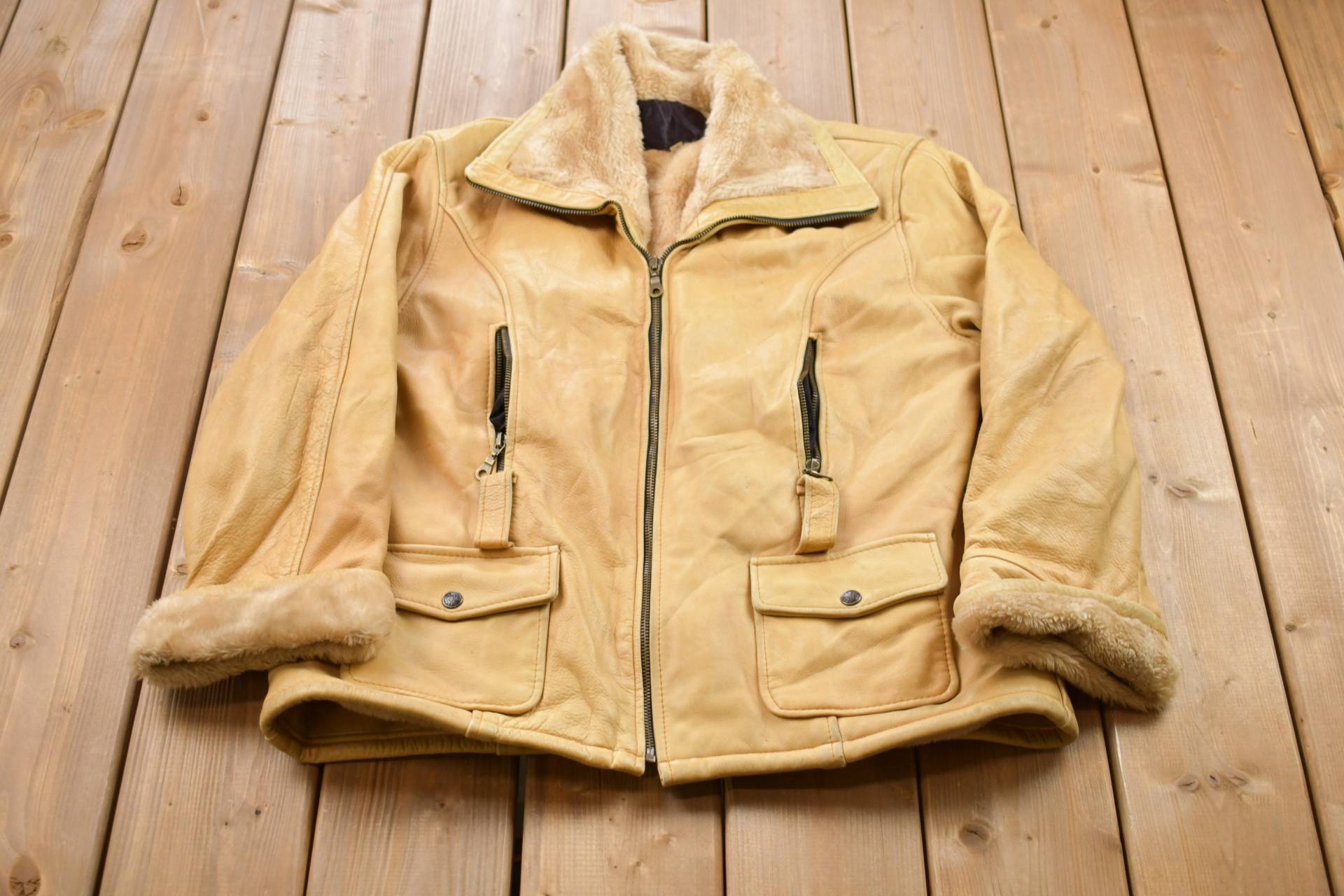 Vintage 1990Er Jahre Lederjacke/Pelzkragen Herbst Oberbekleidung Ledermantel Winter Streetwear-Mode Wildlederjacke von Lostboysvintage