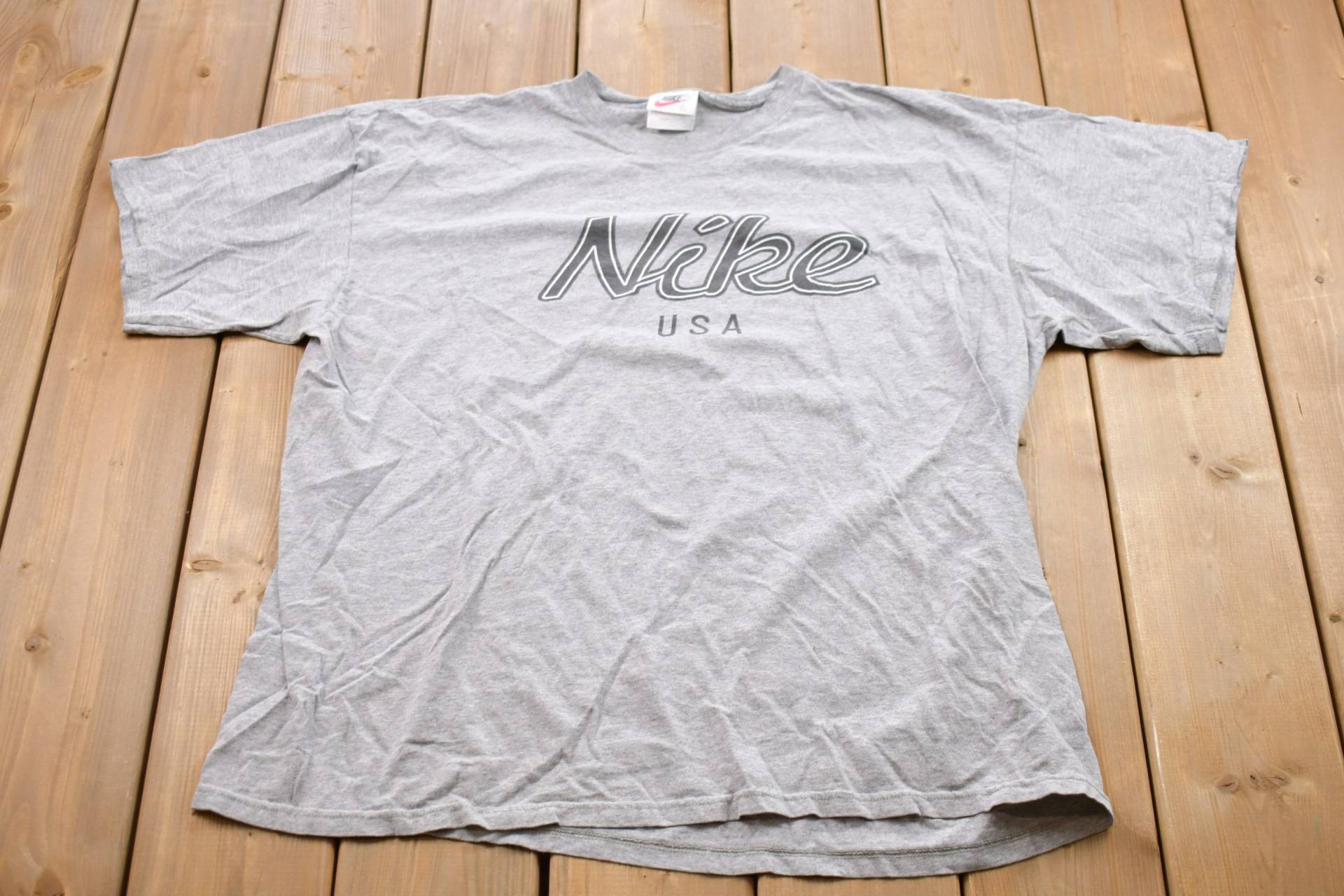 Vintage 1990Er Jahre Nike Grafik T-Shirt/90Er Streetwear Athleisure Marke Und Logo Made in Usa von Lostboysvintage