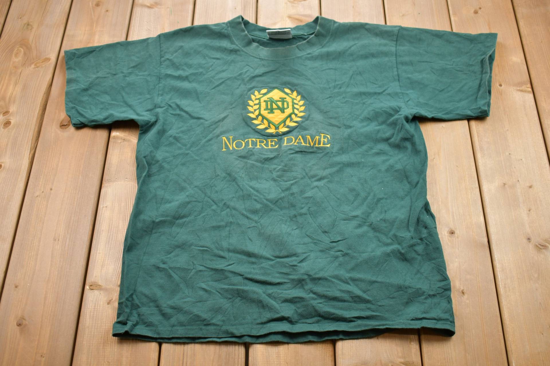 Vintage 1990Er Jahre University Of Notre Dame Fighting Irish Besticktes Collegiate T-Shirt/Ncaa Americana Sportbekleidung Athleisure von Lostboysvintage