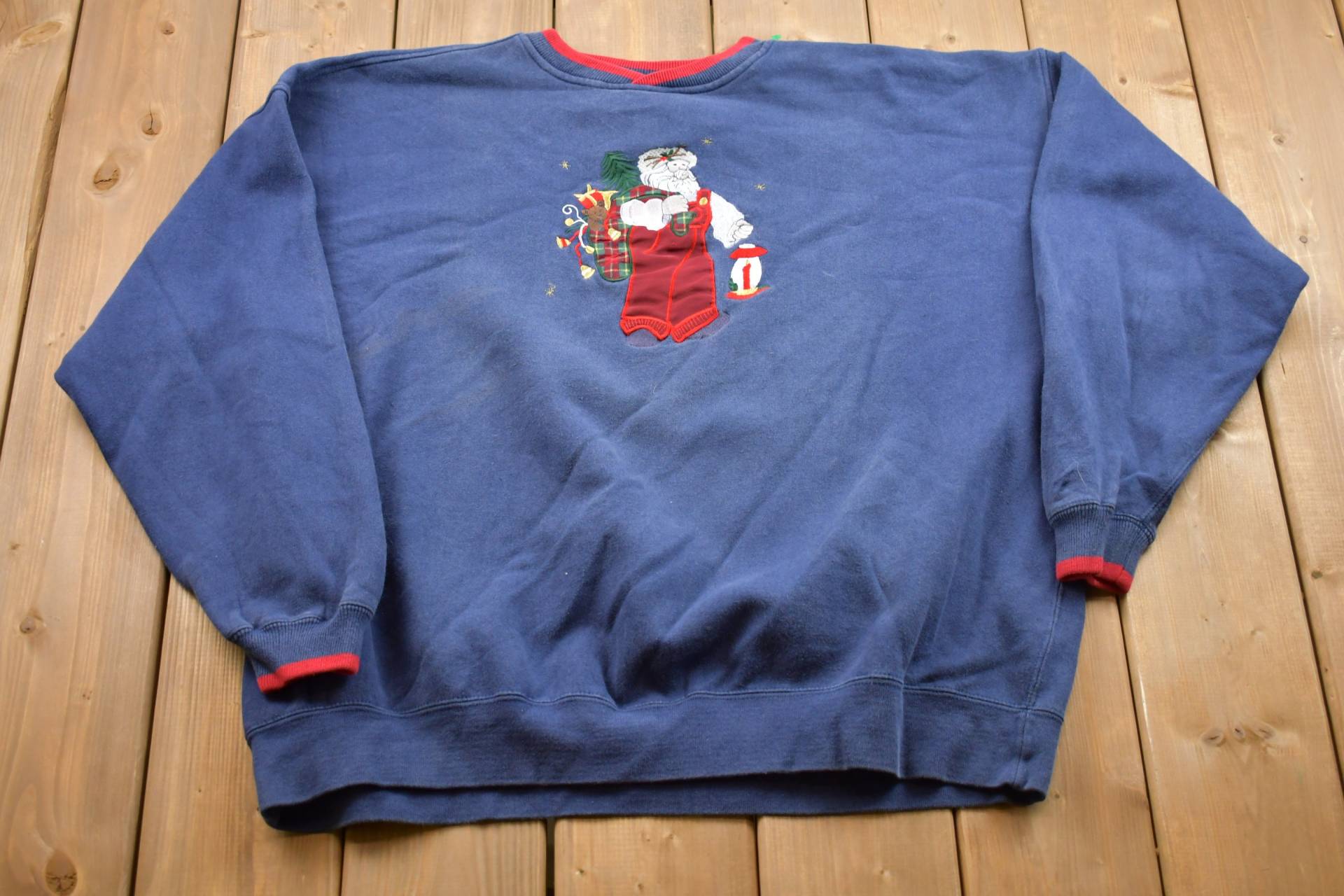 Vintage 1990Er Jahre Weihnachten Bestickter Pullover, 90Er Feiertage Rundhalsausschnitt, Winterkleidung, Festlicher Grafikdruck, Weihnachtsmann von Lostboysvintage