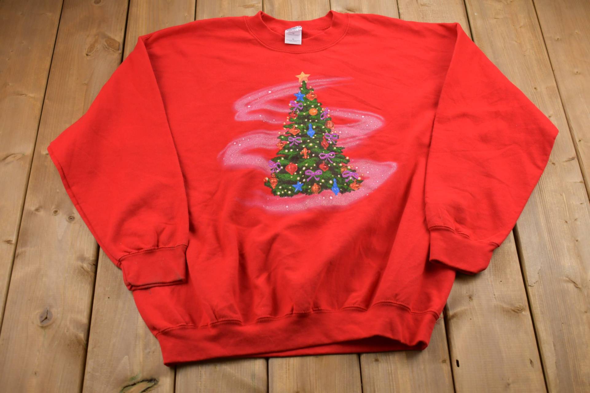 Vintage 1990Er Jahre Weihnachtsbaum Grafik-Pullover, 90Er Urlaub Rundhalsausschnitt, Winterkleidung, Festlicher Grafikdruck, Baumdruck von Lostboysvintage