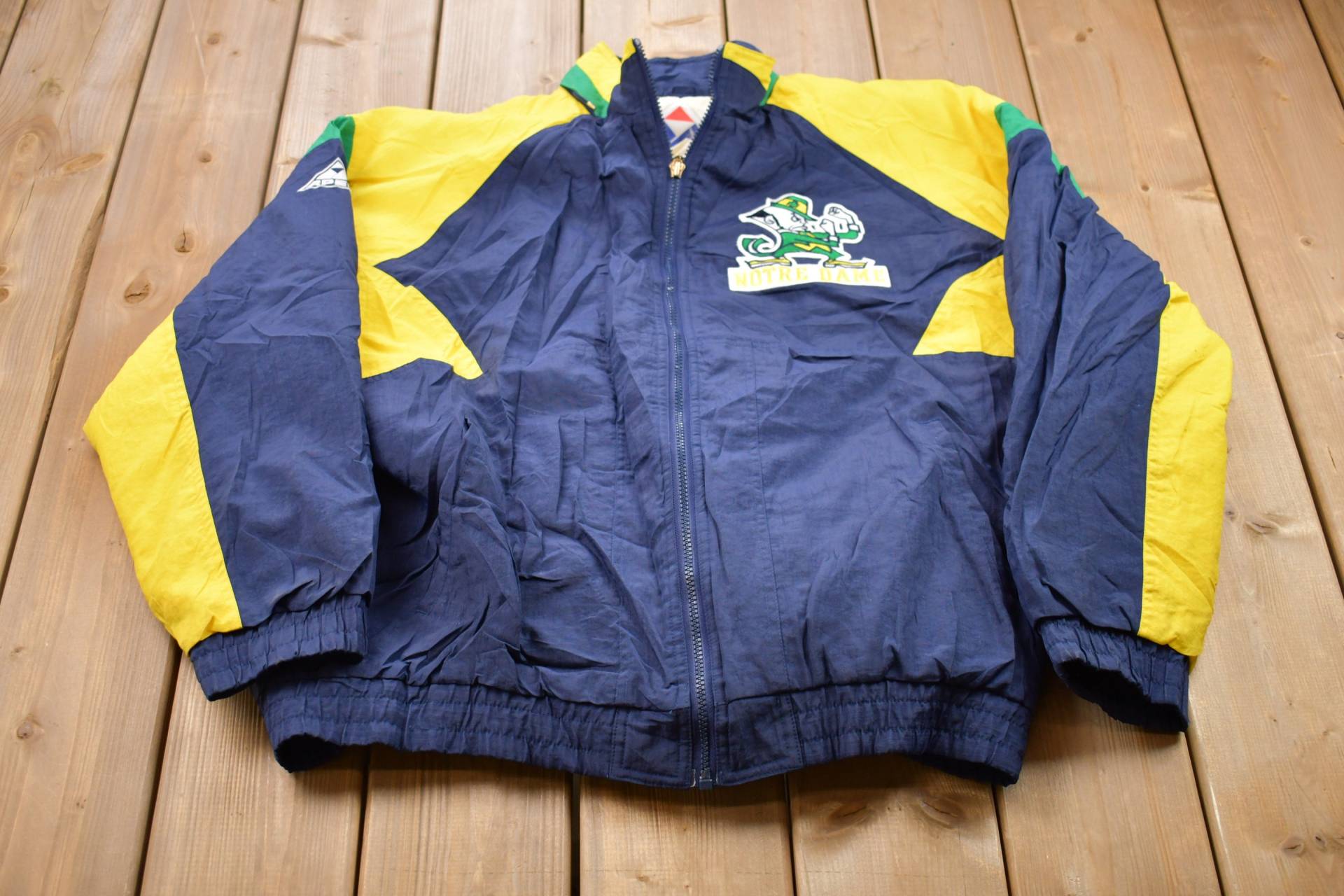 Vintage 1990S Apex One Universität Von Notre Dame Kampf Irish Collegiate Windbreaker Jacke/Bestickt Varsity Sportbekleidung Vintage 1990S Apex One Universität Von Notre Dame Kampf Irish Collegiate Windbreaker Jacke/Bestickt Varsity Sportbekleidung von Lostboysvintage