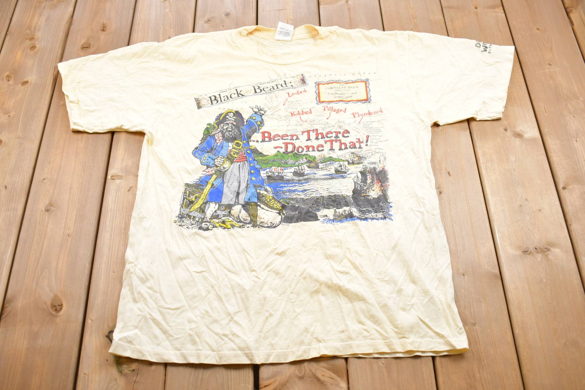 Vintage 1990S Black Bear Pirat Grafik T-Shirt/80Er 90Er Jahre Streetwear Retro Style Been There Done That Made in Usa Vintage 1990S Black Bear Pirat Grafik T-Shirt/80Er 90Er Jahre Streetwear Retro Style Been There Done That Made in Usa von Lostboysvintage